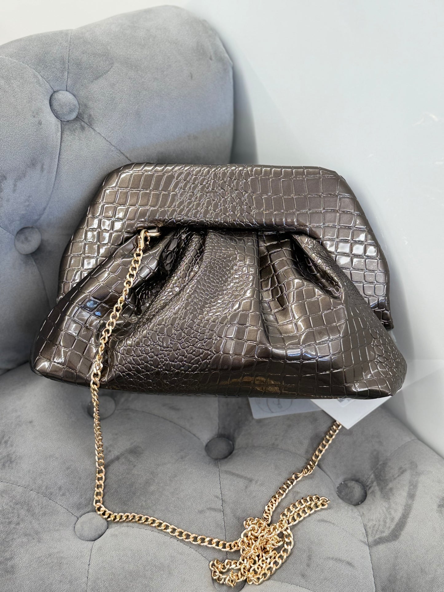 Borsa Clutch effetto coccodrillo con tracolla a catena