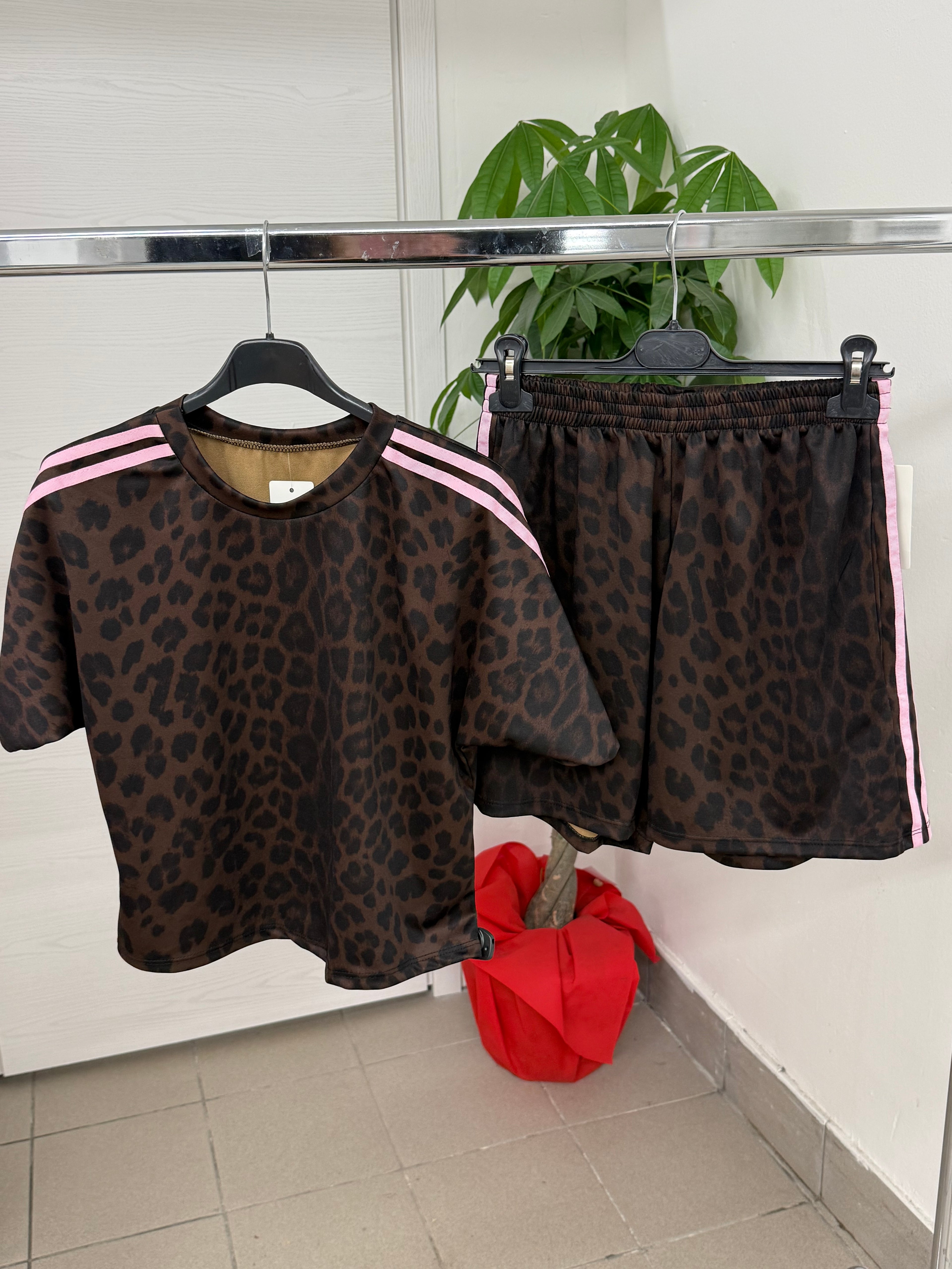 Set coordinato Maglietta e Pantaloncini leopardato con strisce laterali FGD MODA