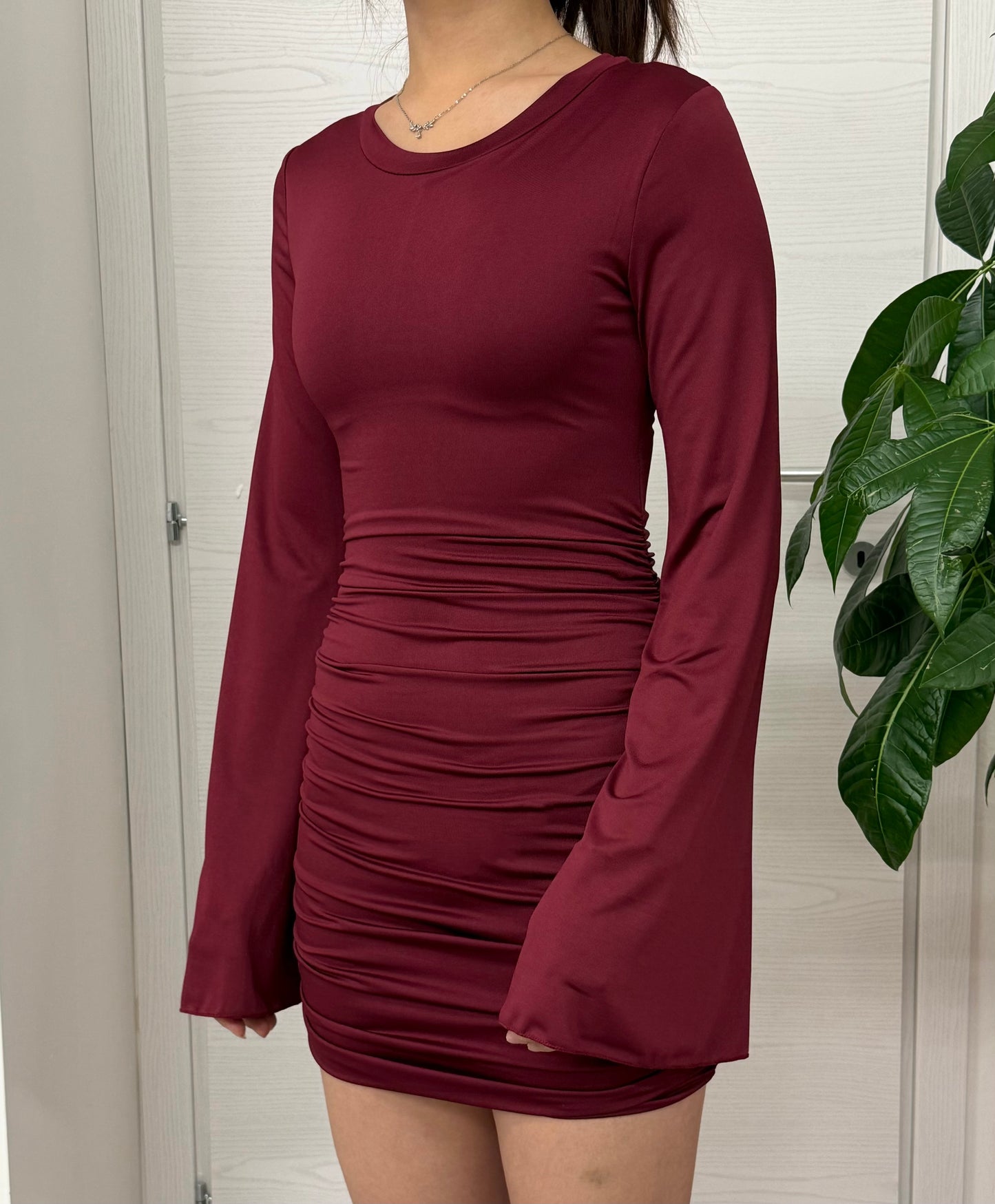 Abito corto a maniche larghe con pieghe FGD MODA