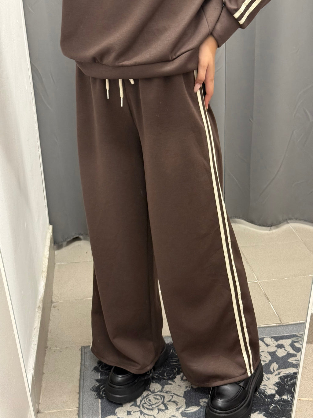 Set Coordinato Felpa E Pantaloni A Gamba Larga Con Strisce Laterali FGD MODA
