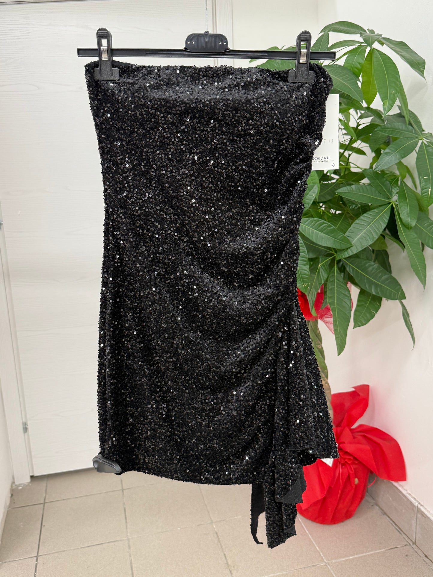 Abito corto a fascia con paillettes e rouche laterale