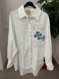 Camicia in cotone over fit con scritta brillantinata e fiori ricamati
