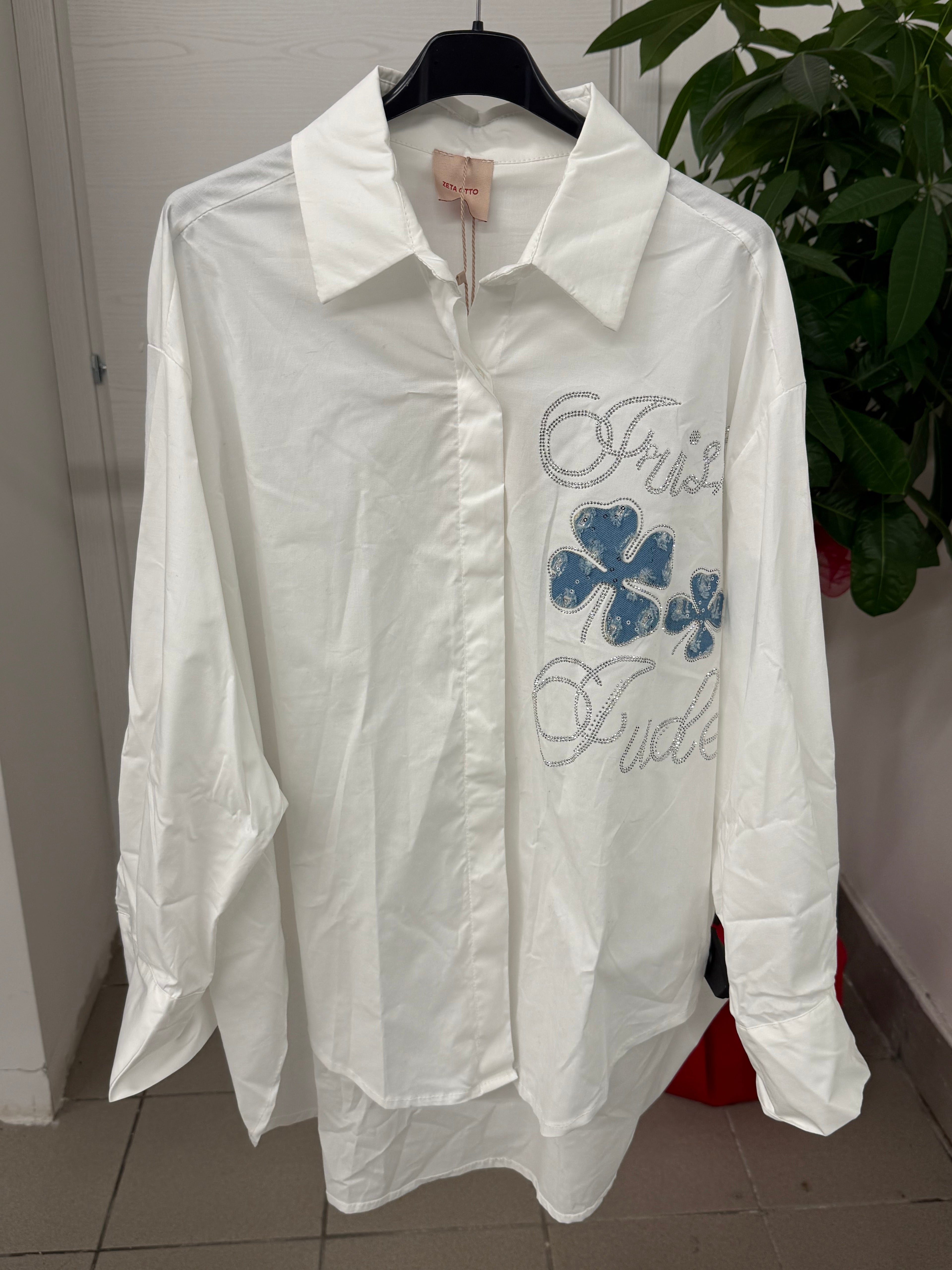 Camicia in cotone over fit con scritta brillantinata e fiori ricamati