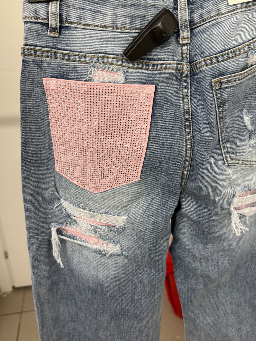 Jeans a palazzo con taschino e strappo brillantinato rosa FGD MODA