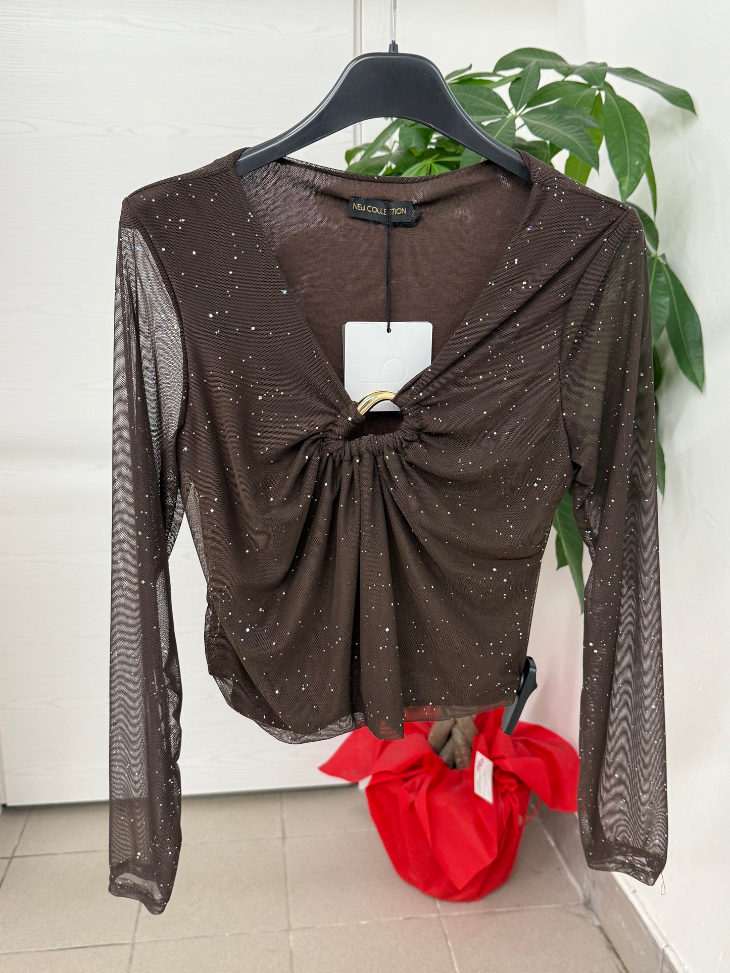 Maglietta con maniche semitrasparenti con gioiello sullo scollo