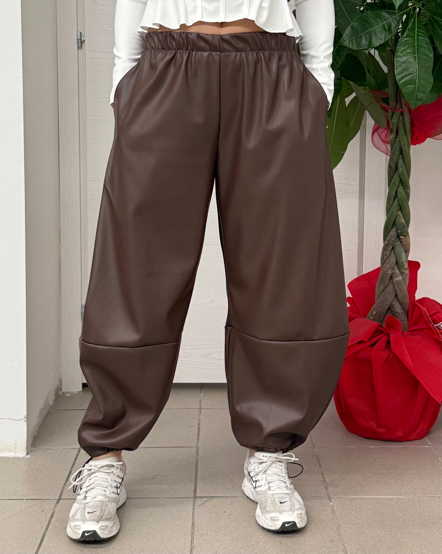 Pantaloni in ecopelle a palloncino con polsini