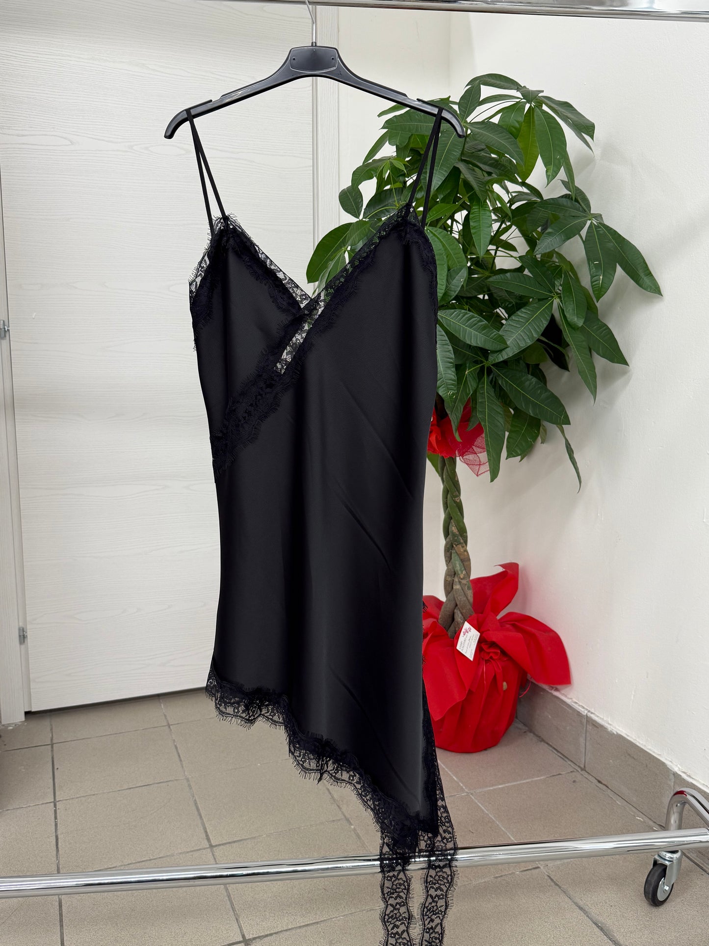 Abito corto asimmetrico con bordi in pizzo FGD MODA