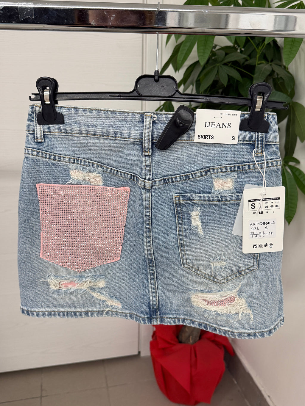 Gonna di jeans con taschino e strappo brillantinato rosa FGD MODA