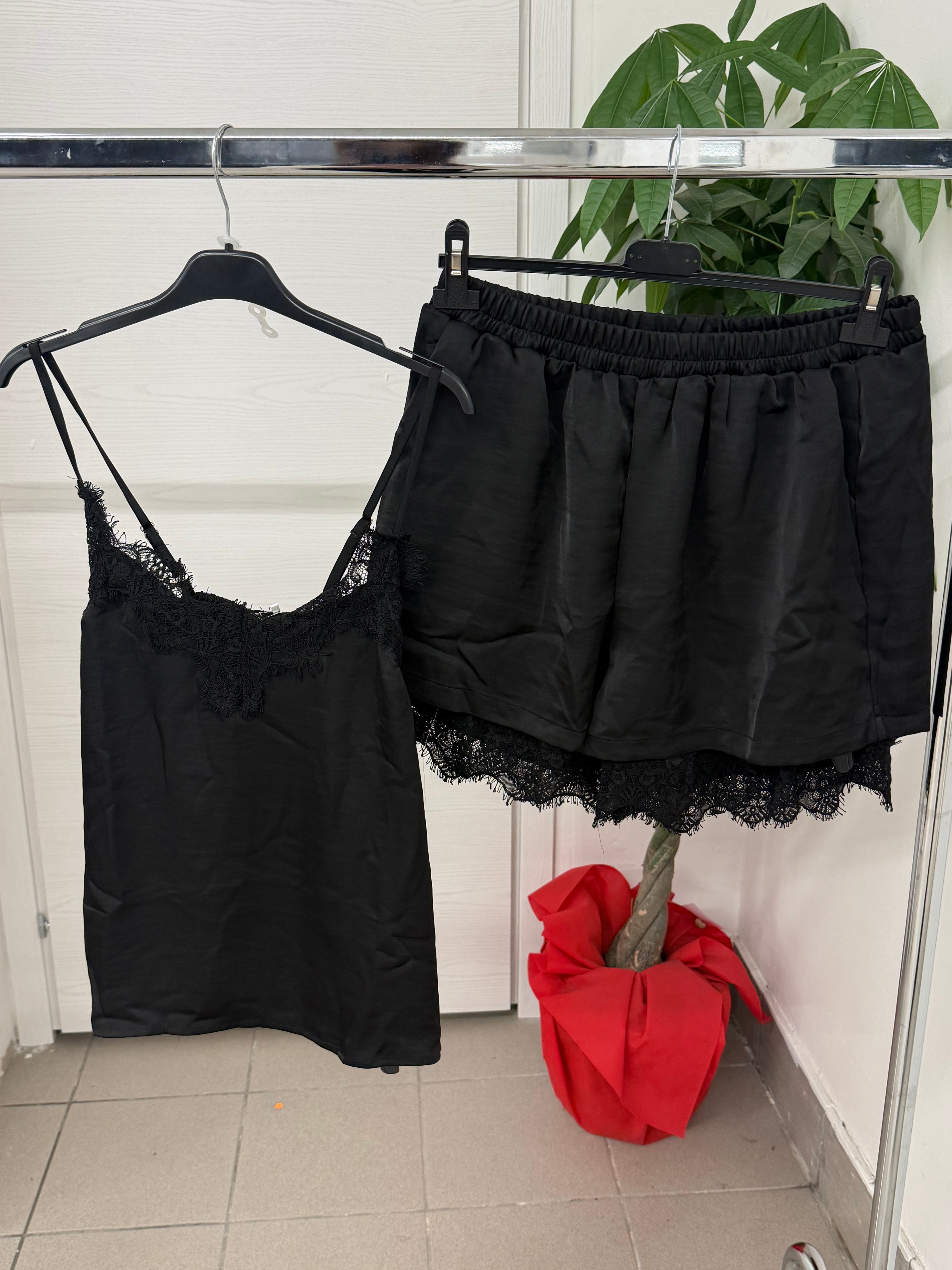 Set coordinato effetto raso Canotta e Pantaloncini con pizzo FGD MODA