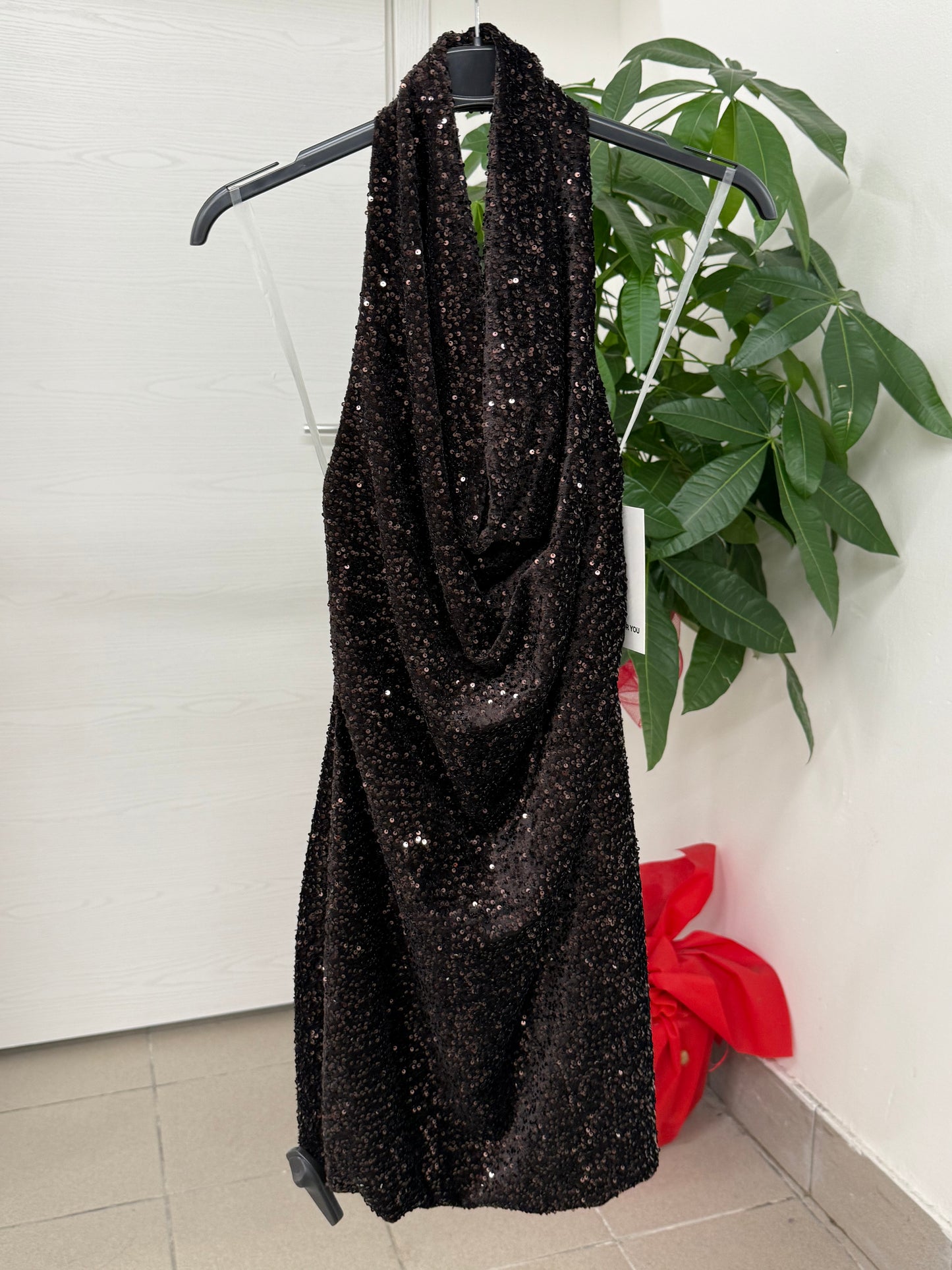 Abito corto con paillettes con scollo a cappuccio