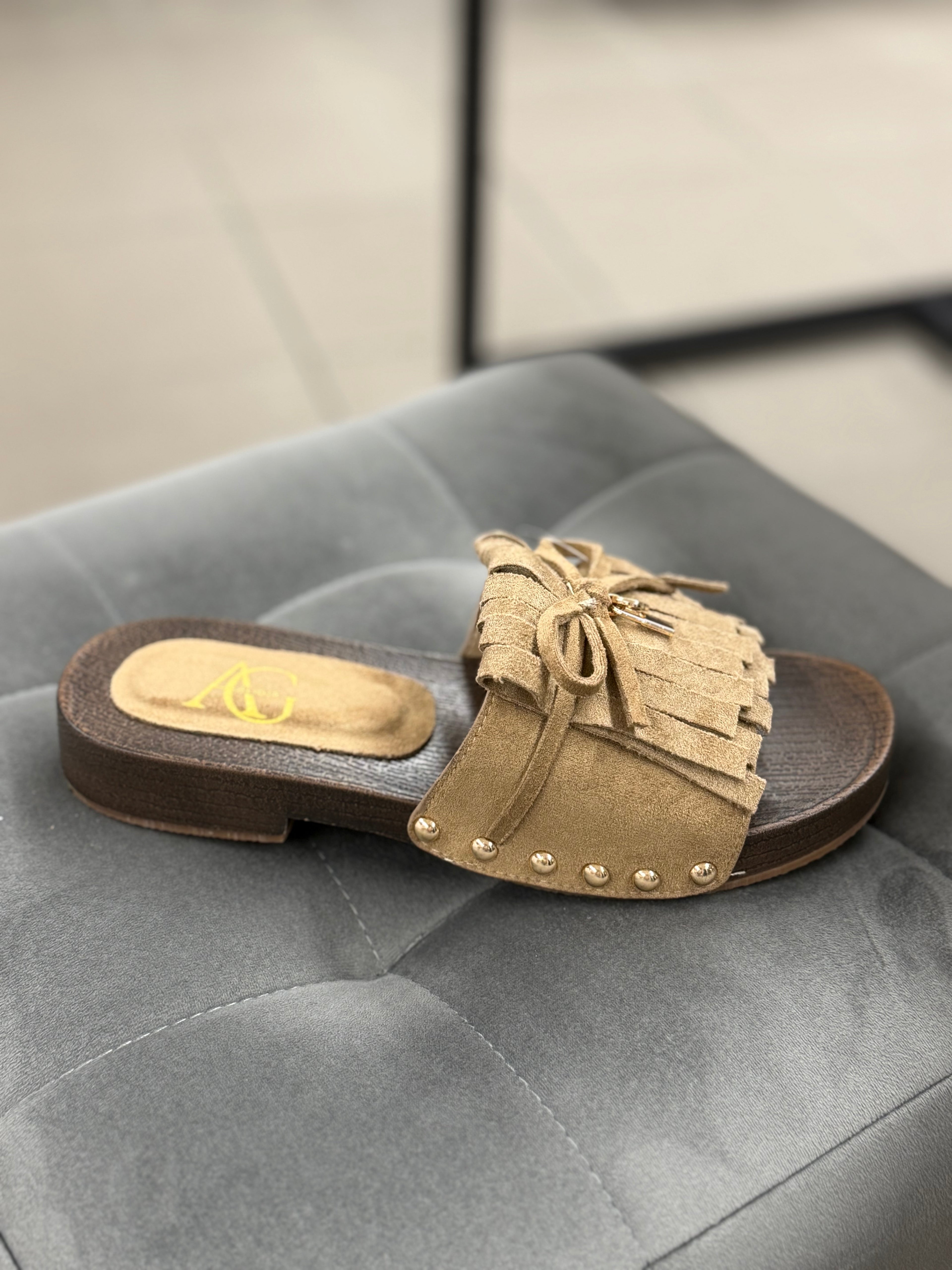 Ciabatta in camoscio con frange con suola in legno GH-826 FGD MODA