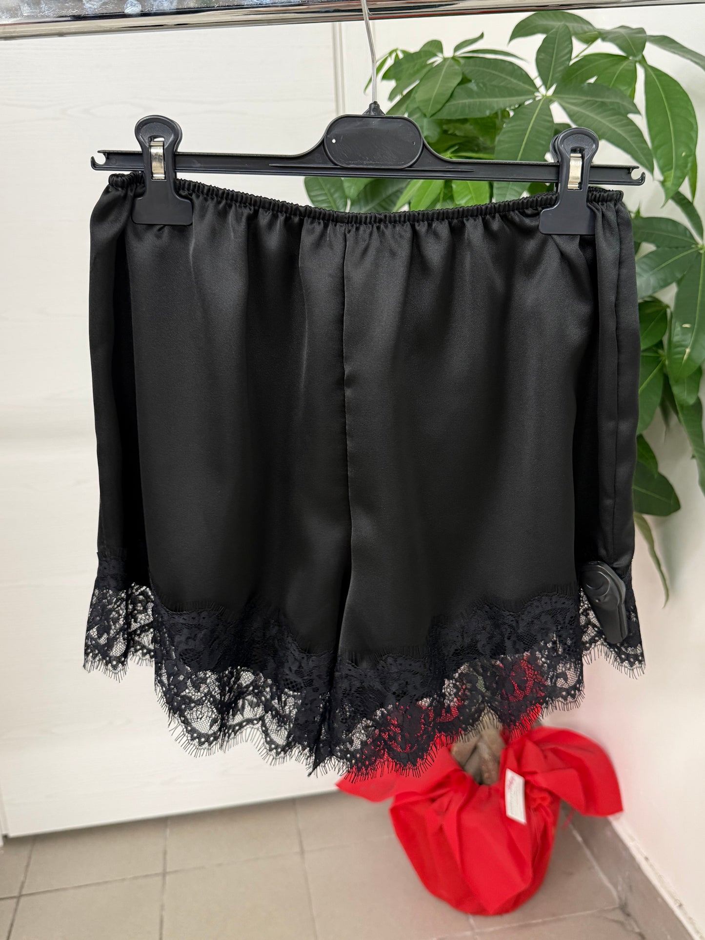 Pantaloncini in raso con bordo in pizzo