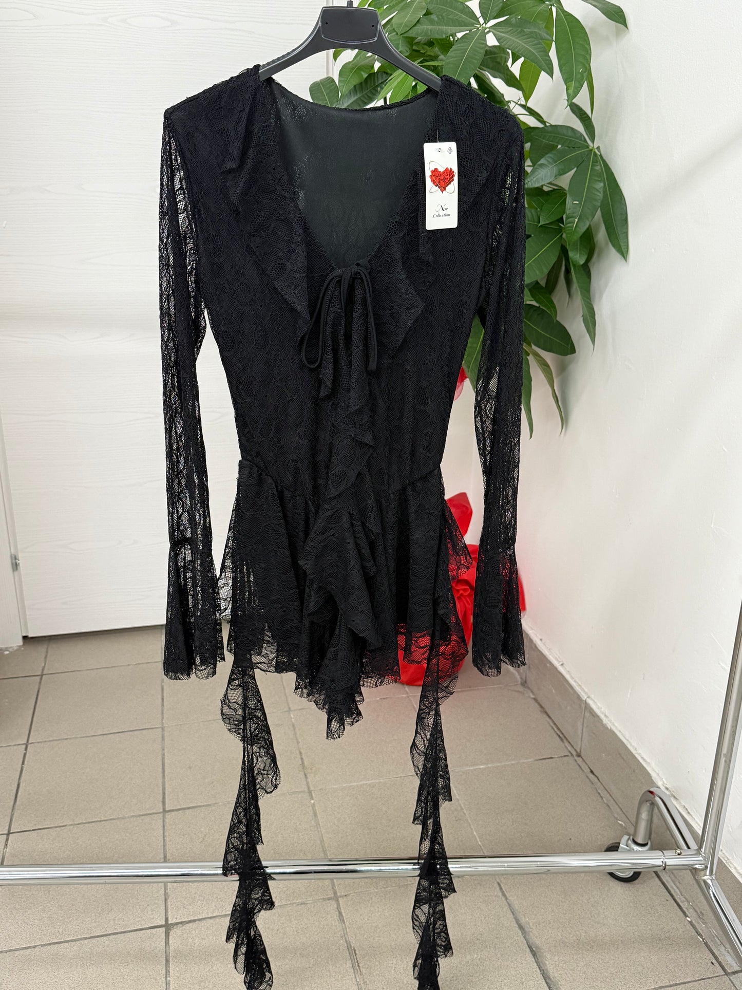 Abito body corto a maniche lunghe in pizzo con rouches FGD MODA