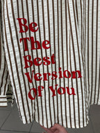Camicia a righe in cotone con striscia in pizzo e scritta sul retro