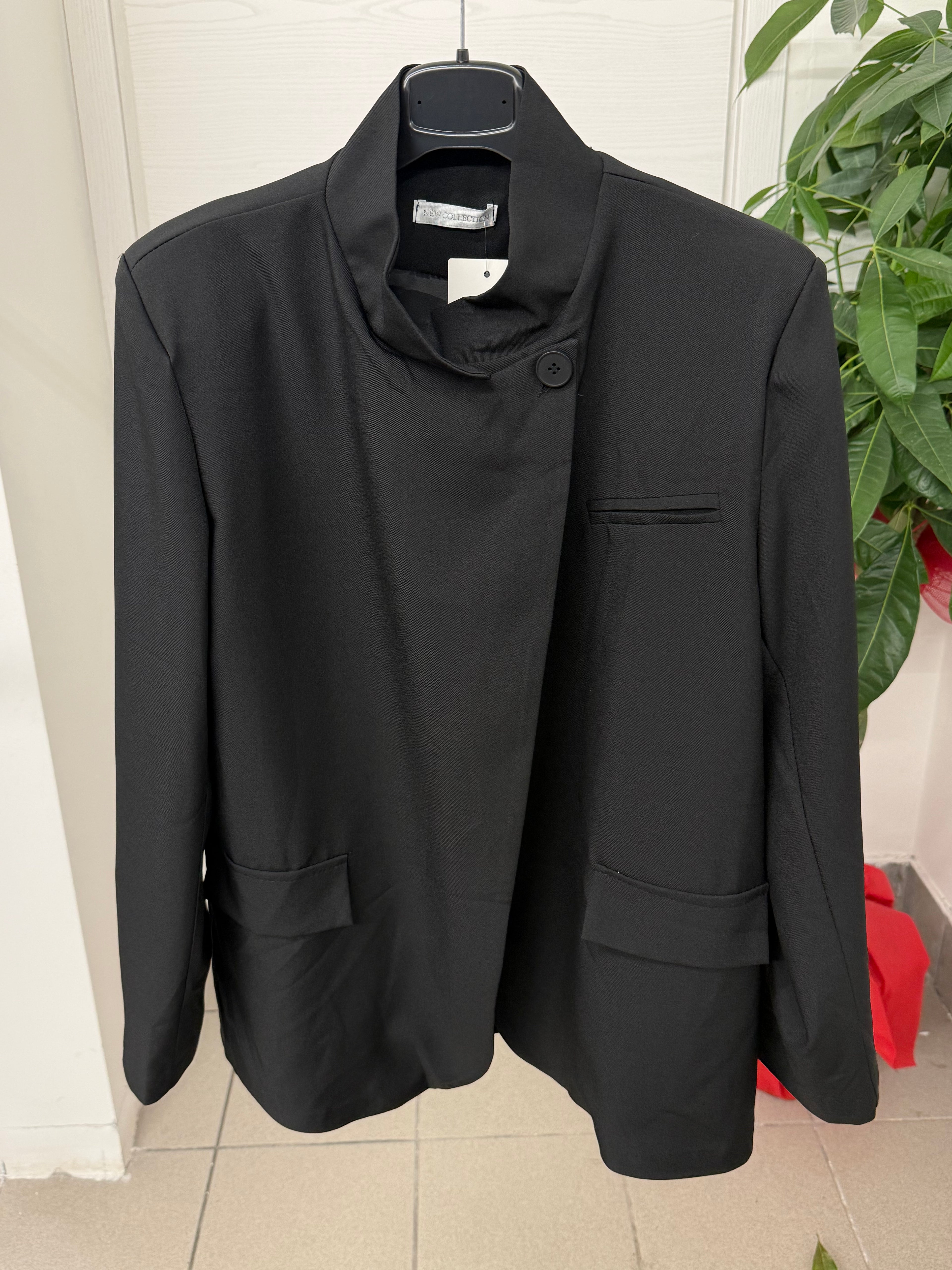 Giacca blazer con chiusura obliqua foderata all’interno con spalle imbottite FGD MODA