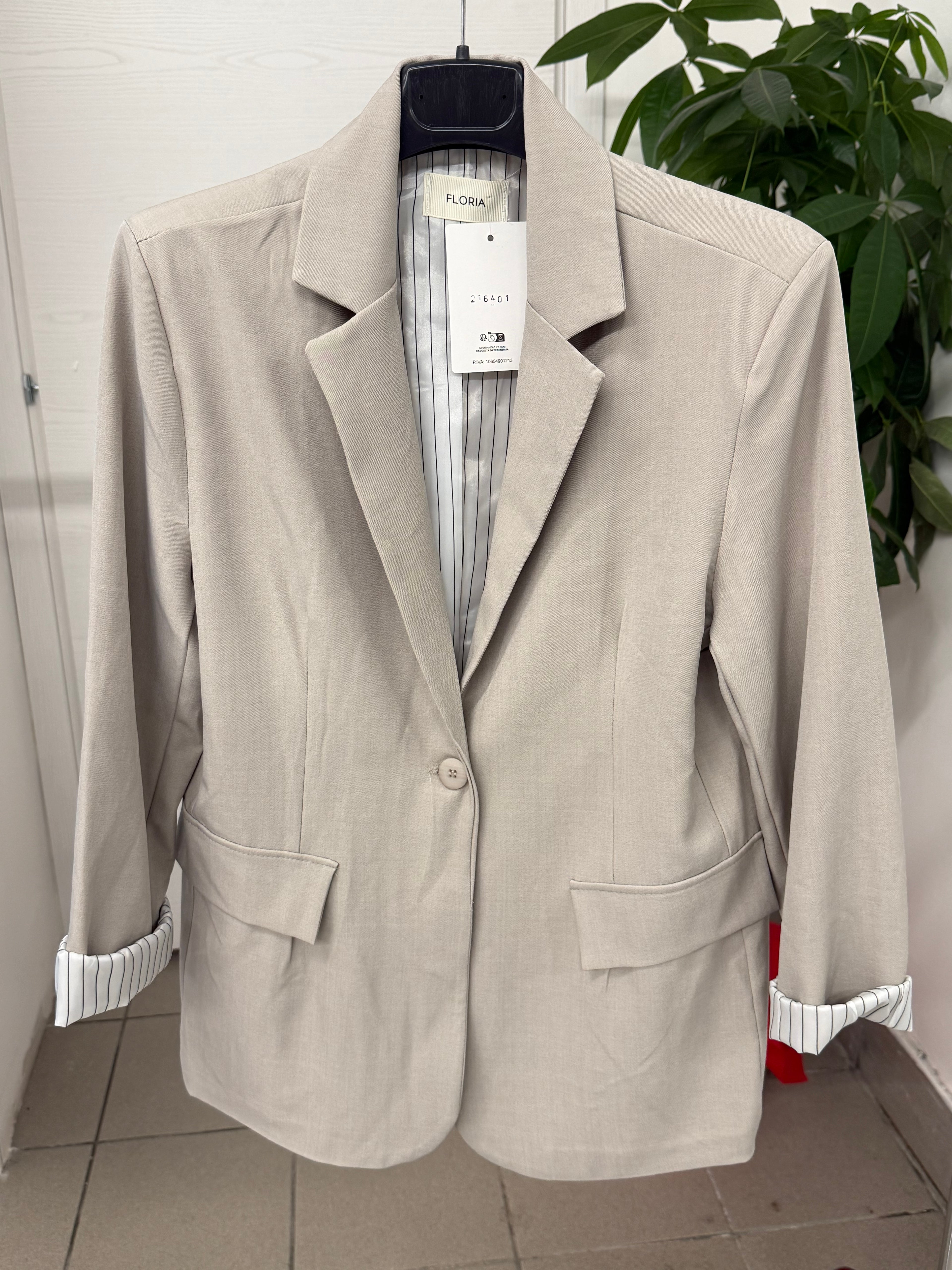 Giacca blazer con fodera a righe all’interno con spalline imbottite