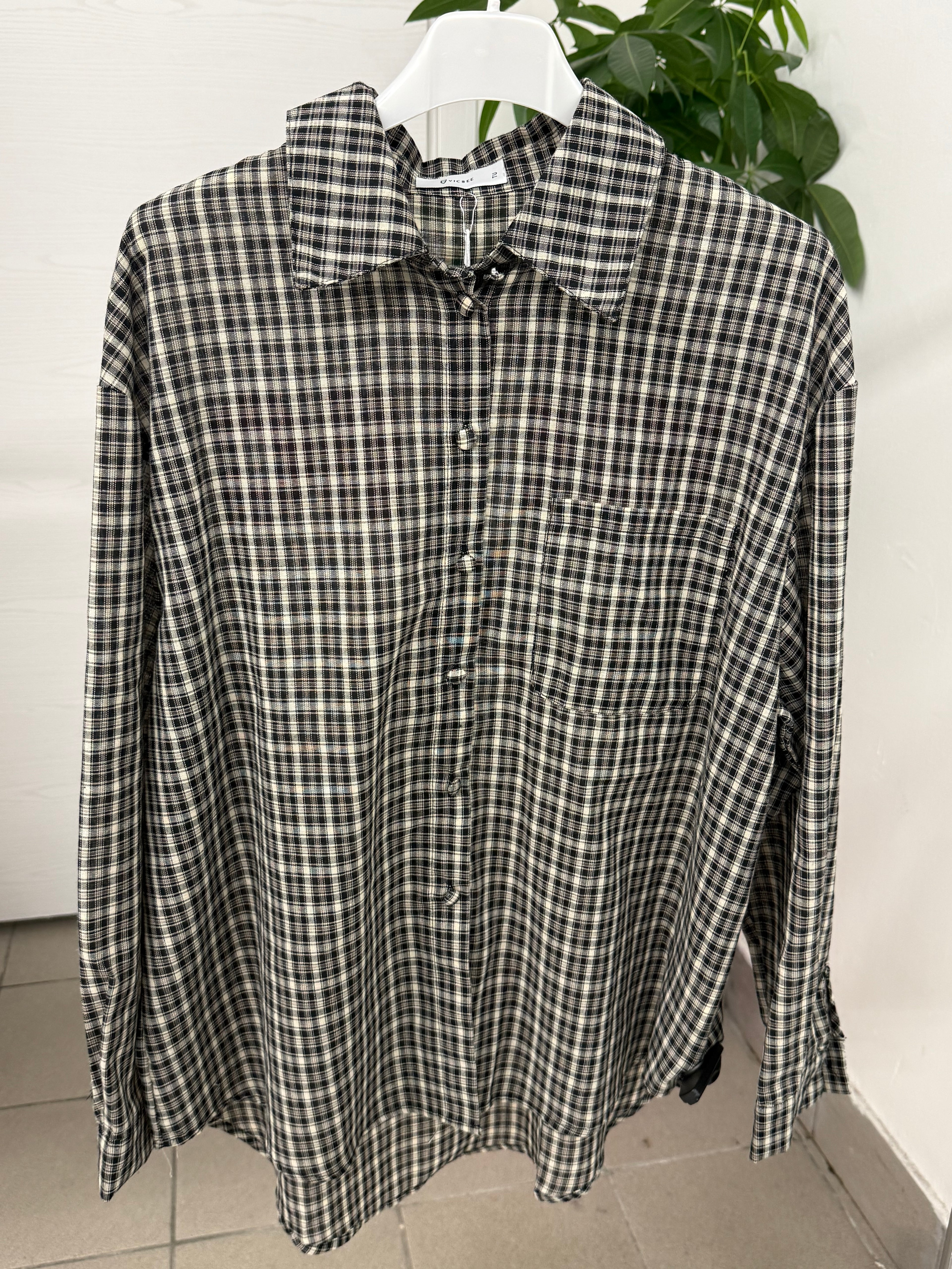 Camicia a quadri con taschino con scritta sul retro