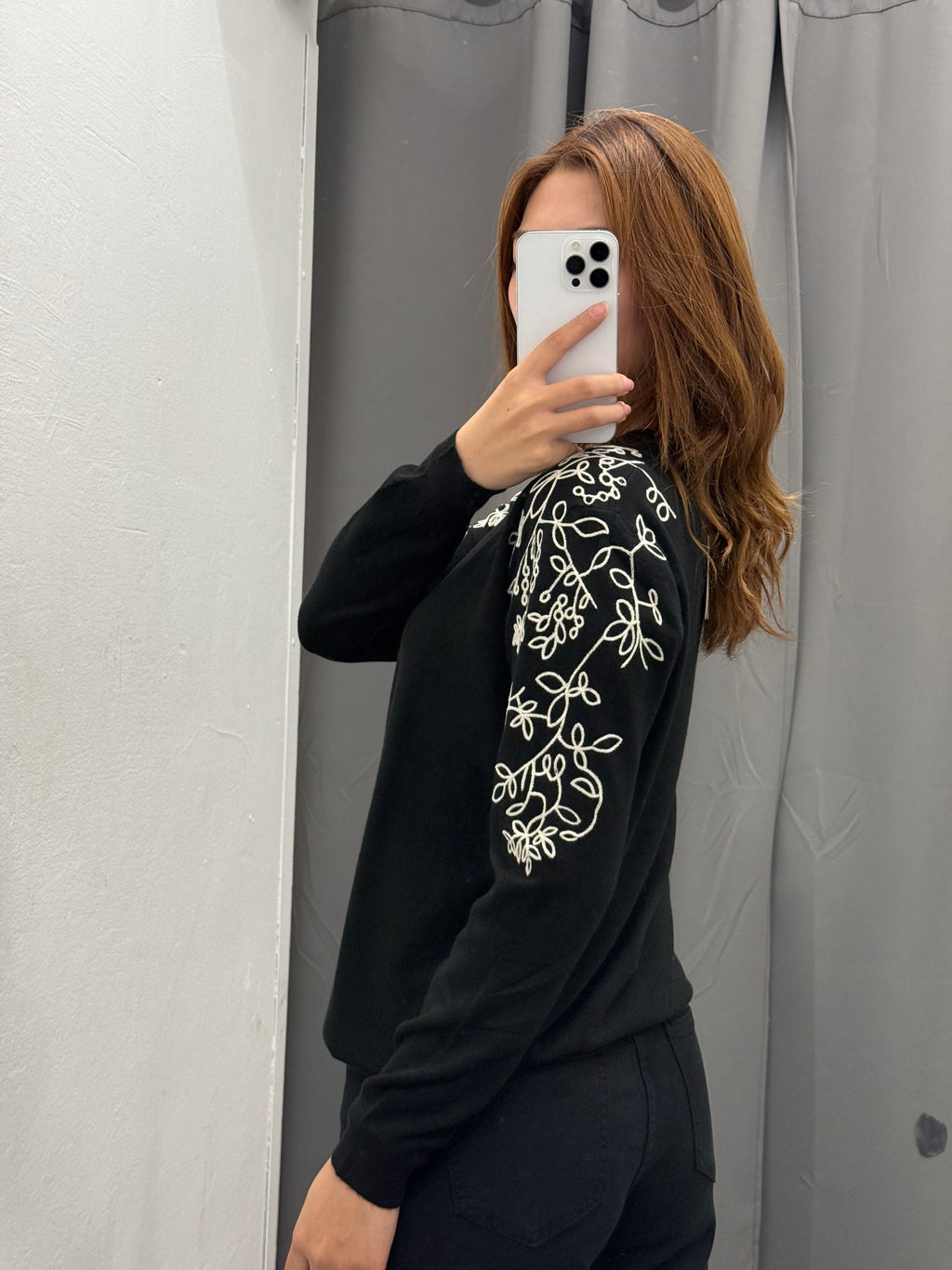 Maglioncino Tinta Unita Con Ricami Fiorati Sulle Maniche FGD MODA