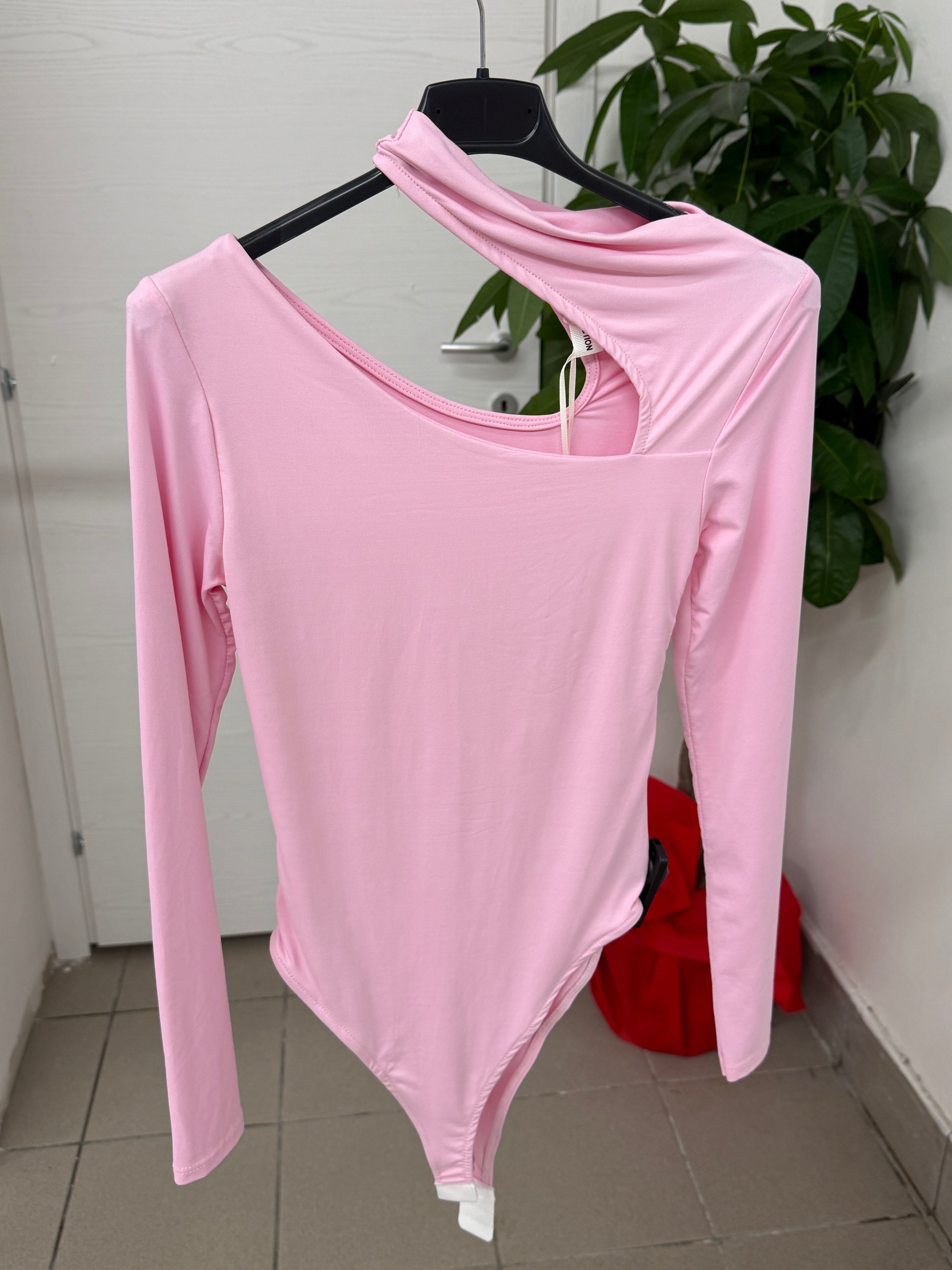 Body in lycra con scollo tagliato