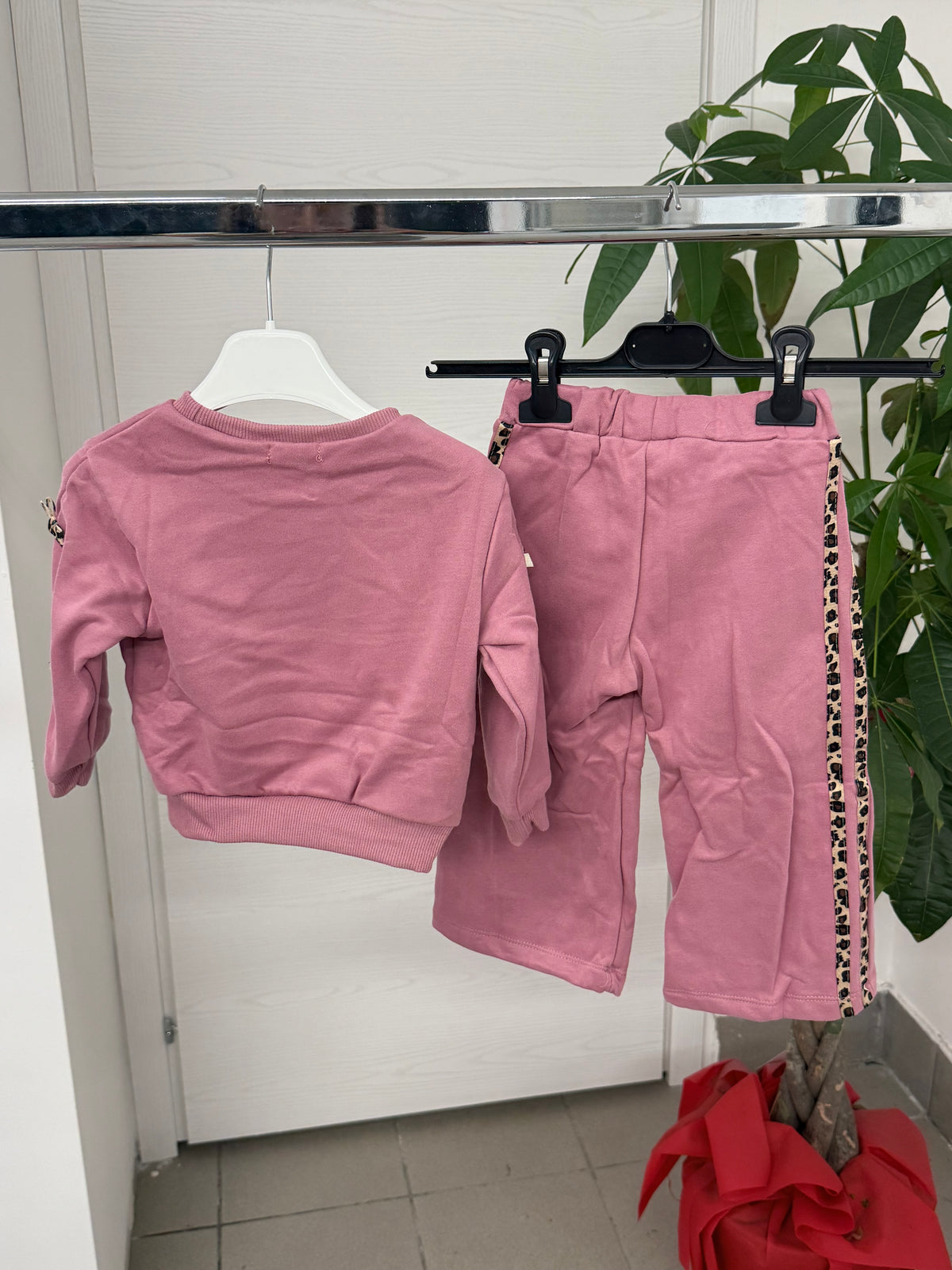 Set Coordinato Felpato Felpa Con Fiocchi Sulle Maniche E Pantaloni A Palazzo FGD MODA