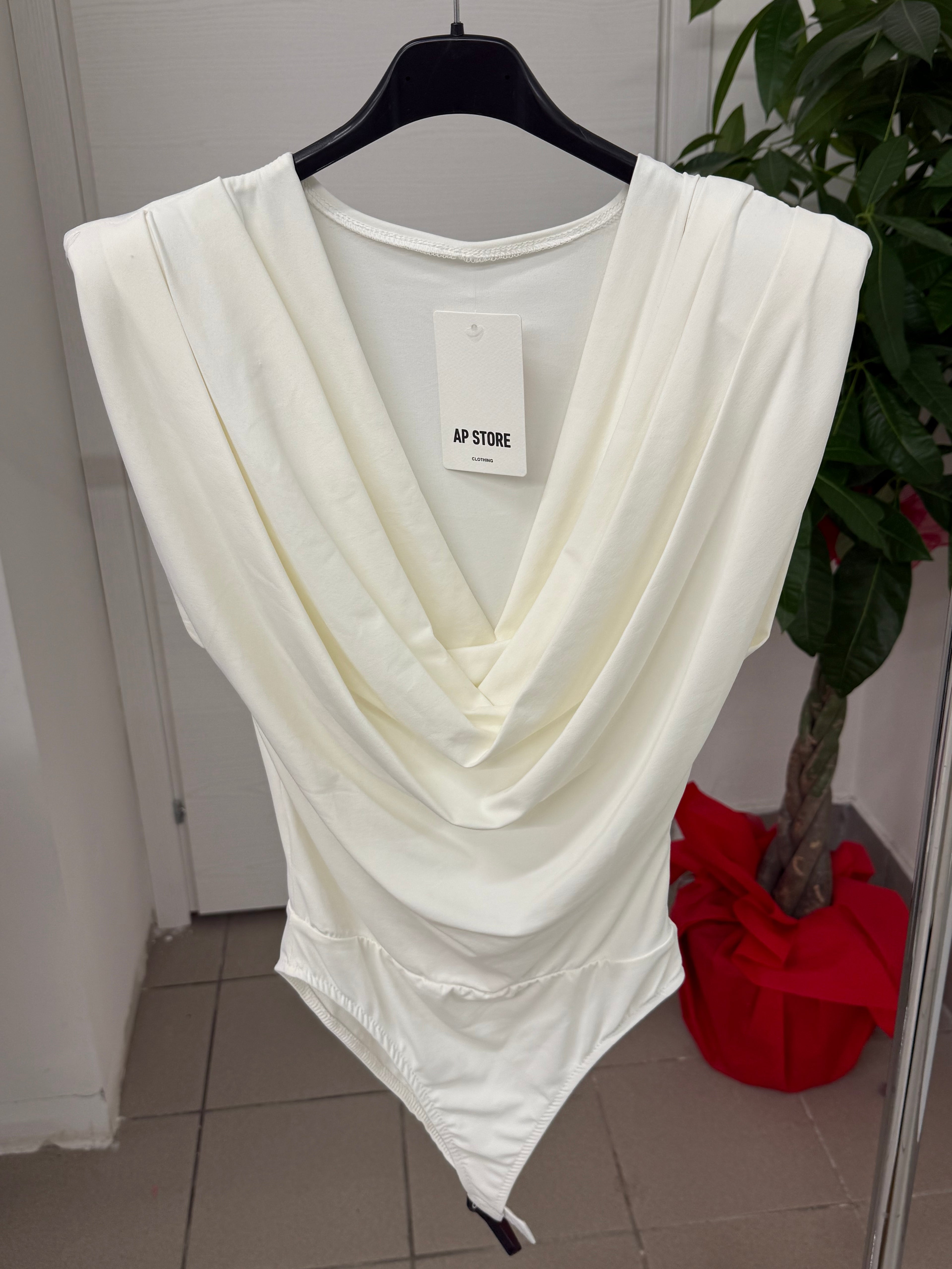 Body Smanicato con Scollo a Balze e Spalle Imbottite