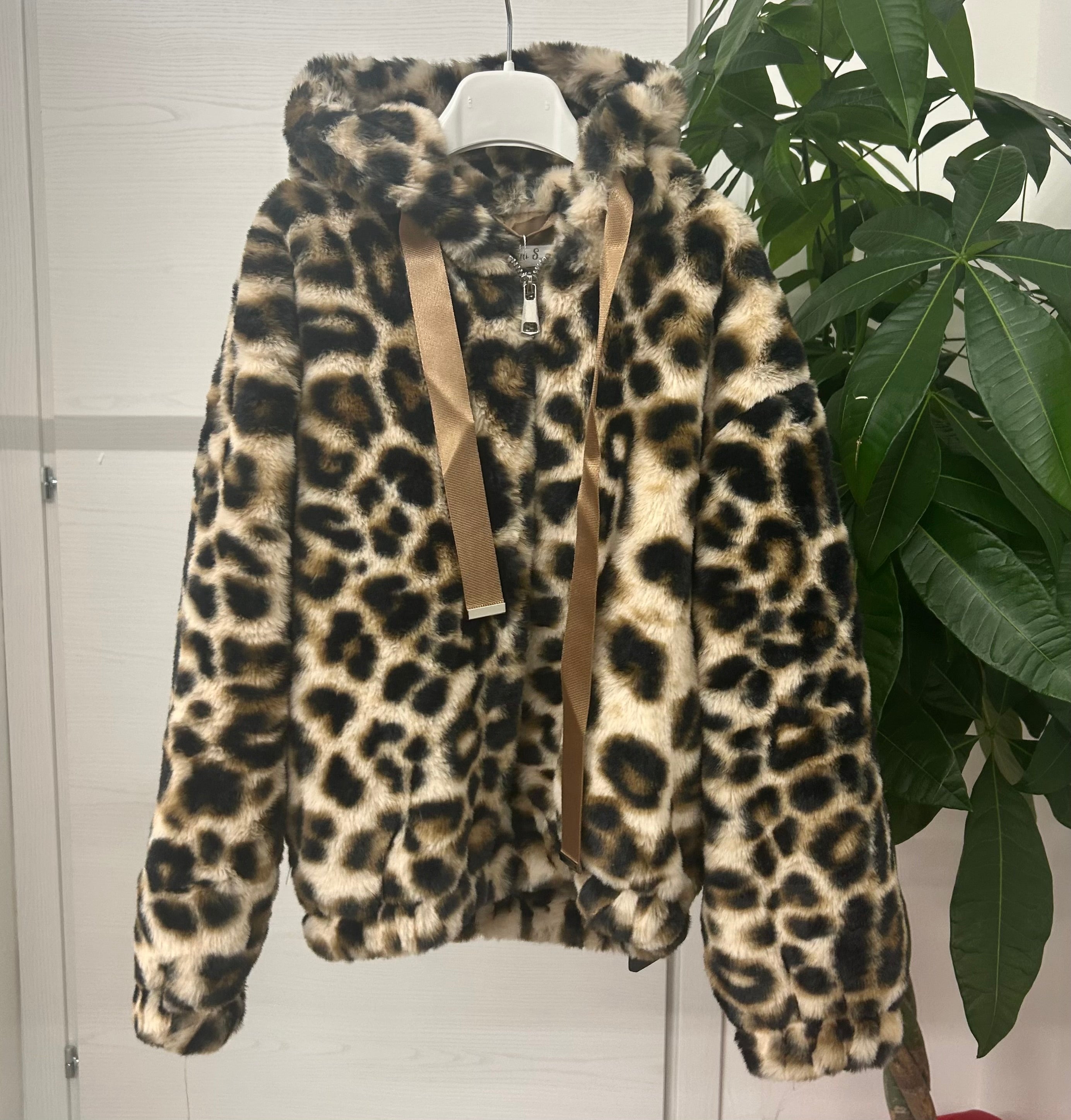 Capotto a pelliccia con cappuccio e tasche FGD MODA