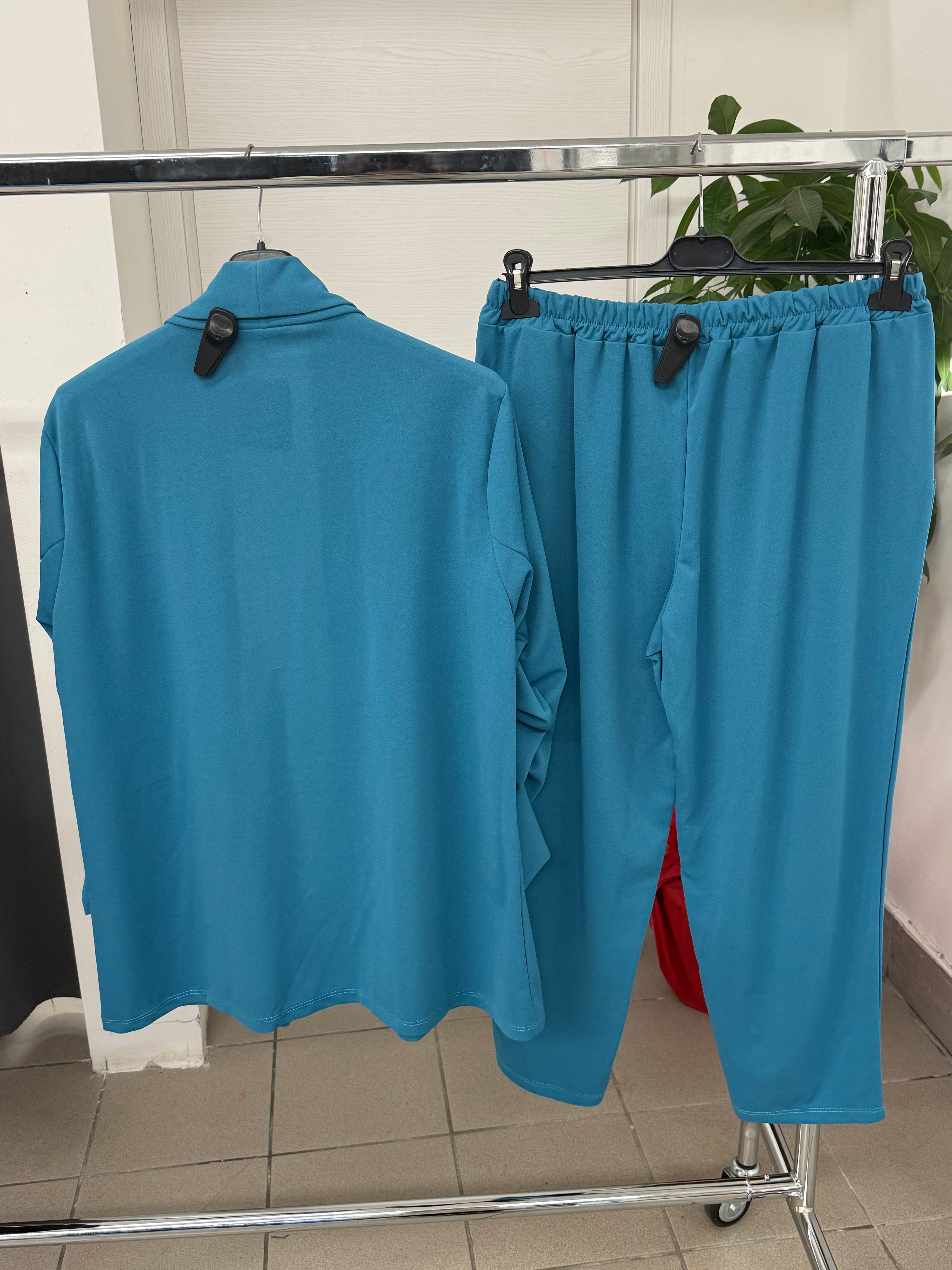Set coordinato Cardigan con maniche arricciate e Pantaloni a sigaretta per taglie curvy