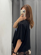 T-Shirt Crop Over Fit Con Spalle Imbottite Con Fantasia JUST WEST FGD MODA