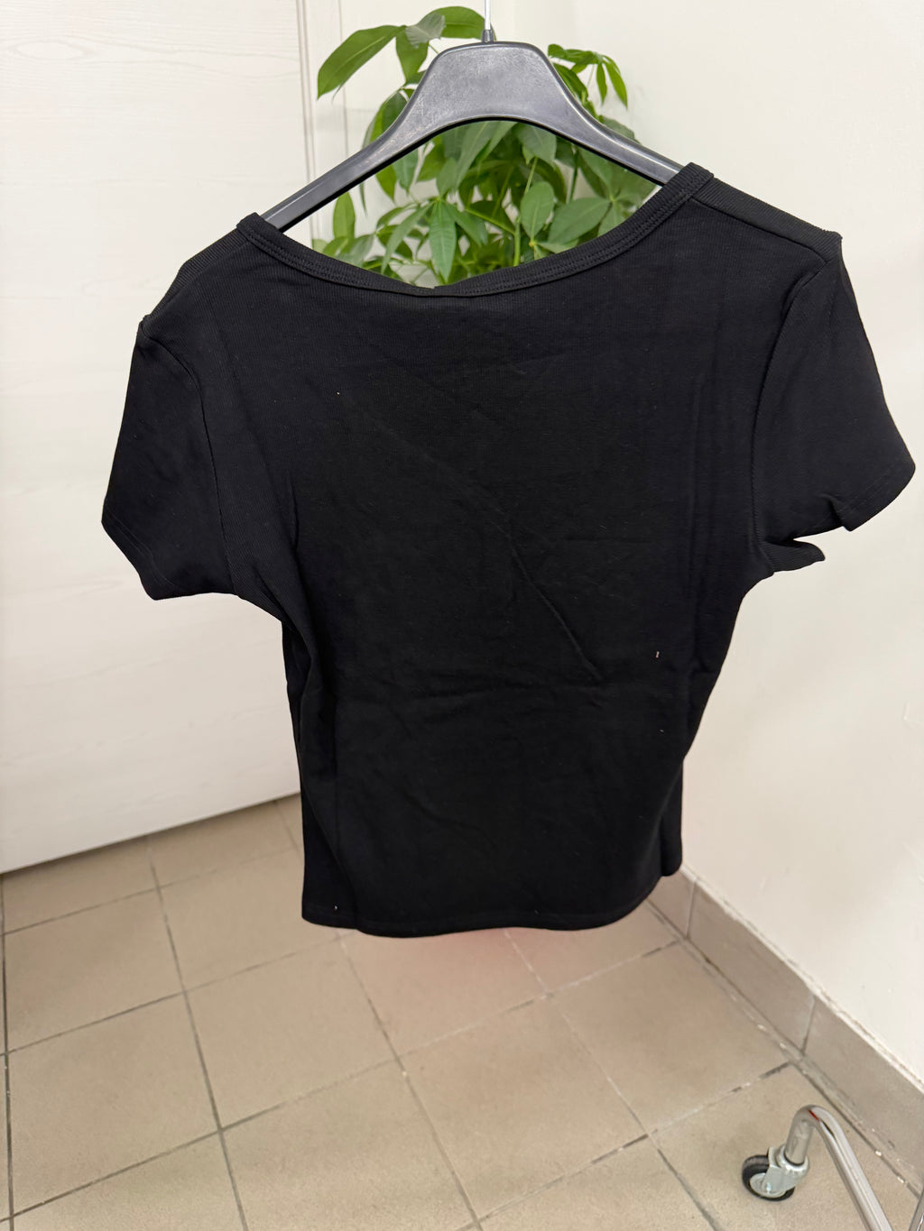 T-shirt scollo V a costine con bottoni FGD MODA