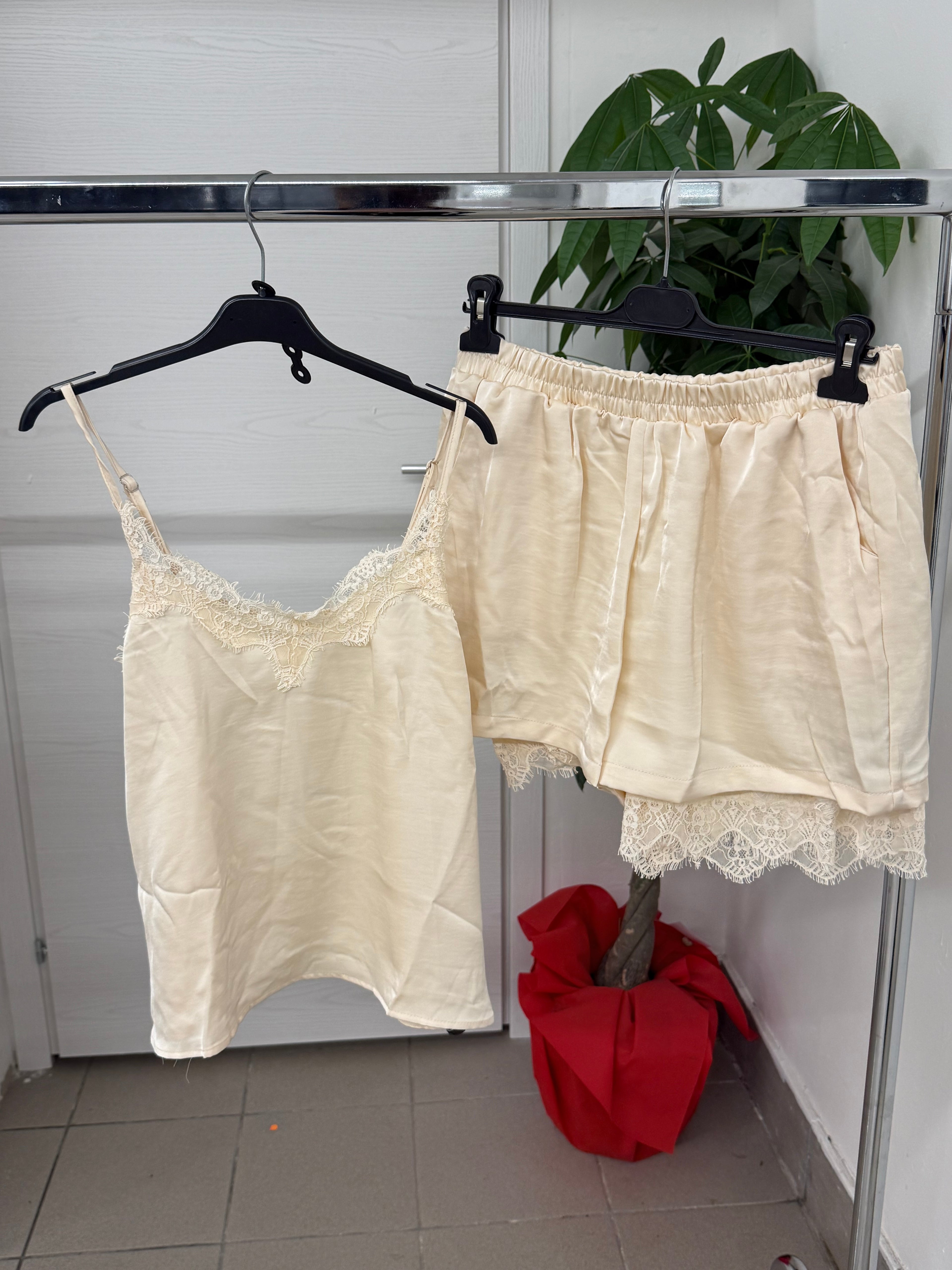 Set coordinato effetto raso Canotta e Pantaloncini con pizzo FGD MODA
