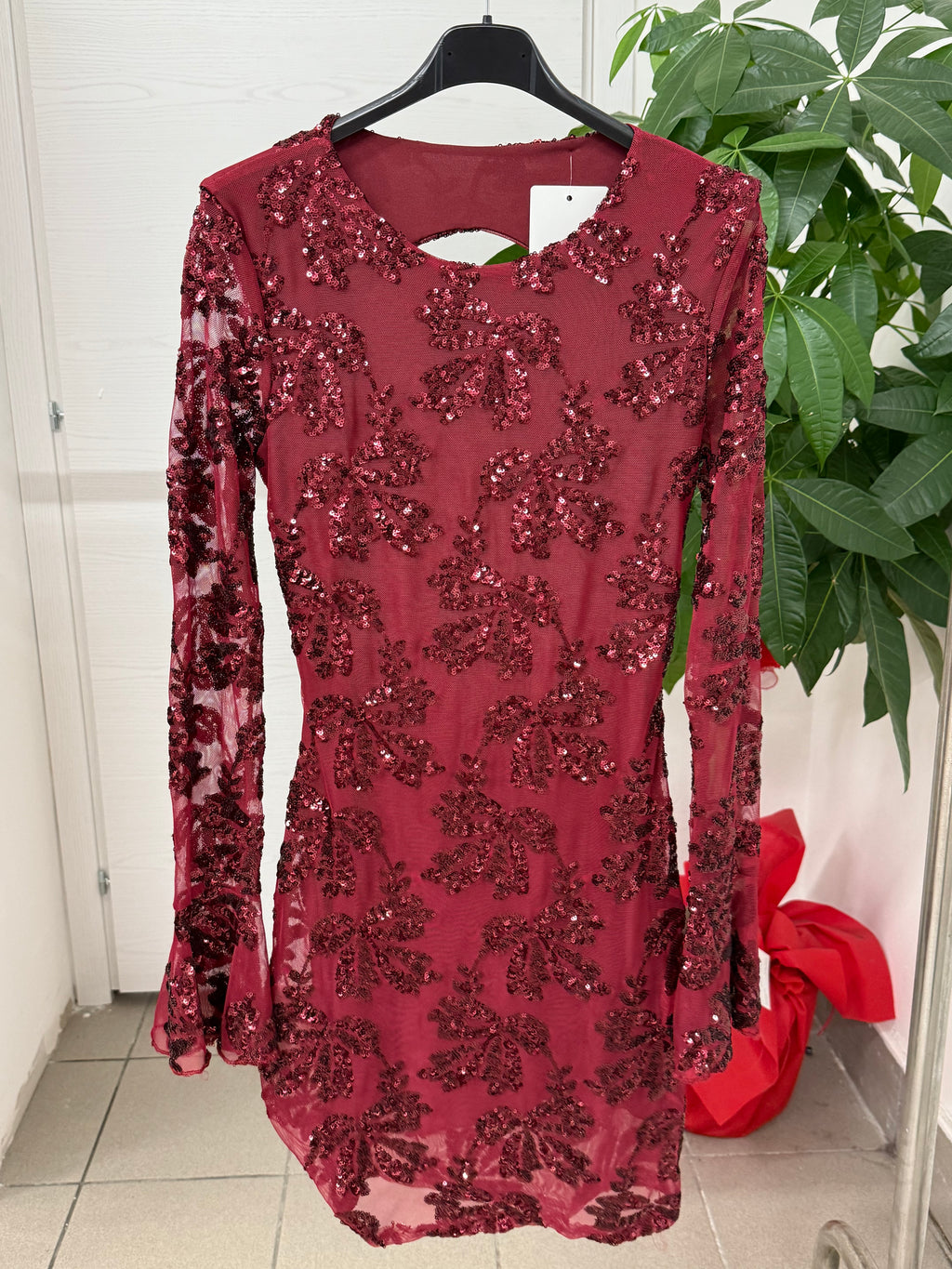 Abito corto a maniche lunghe semitrasparenti con paillettes e spacco sul retro FGD MODA