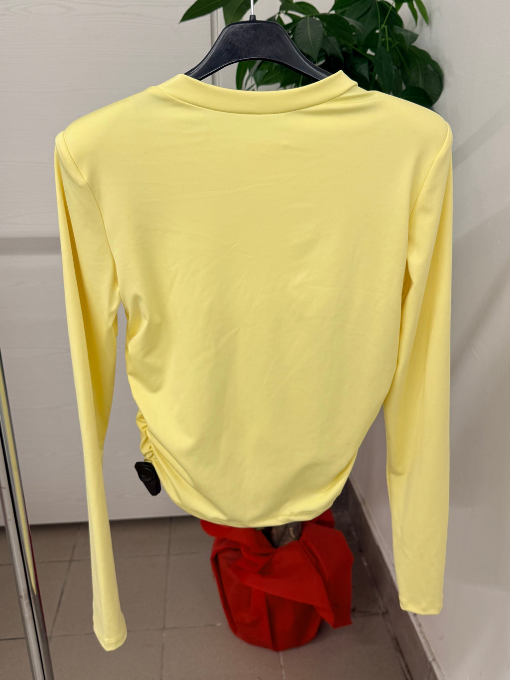 Maglietta in lycra con arricciatura sui lati con spalline imbottite e manicotto FGD MODA