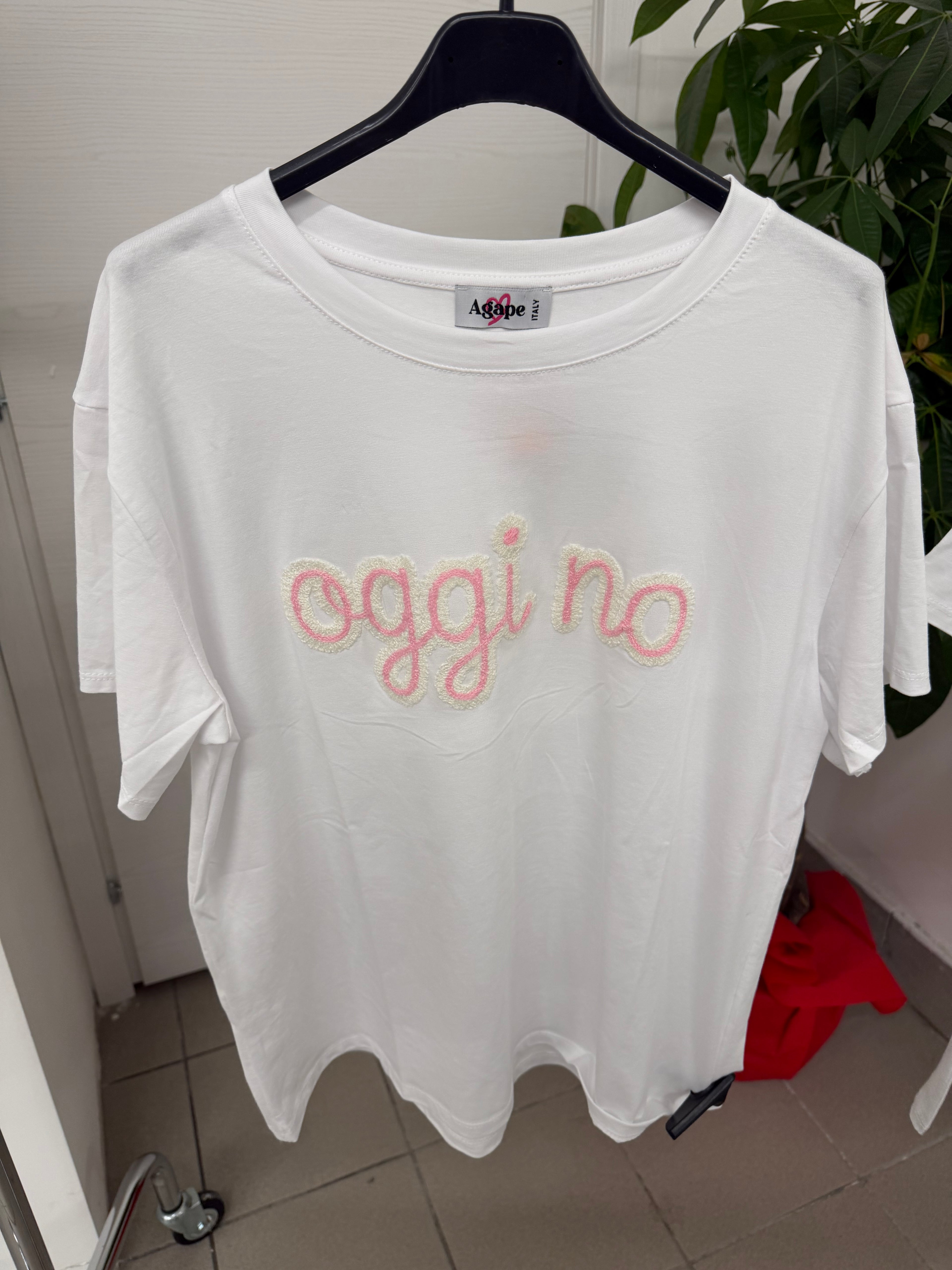 T-shirt con scritta “OGGI NO” FGD MODA