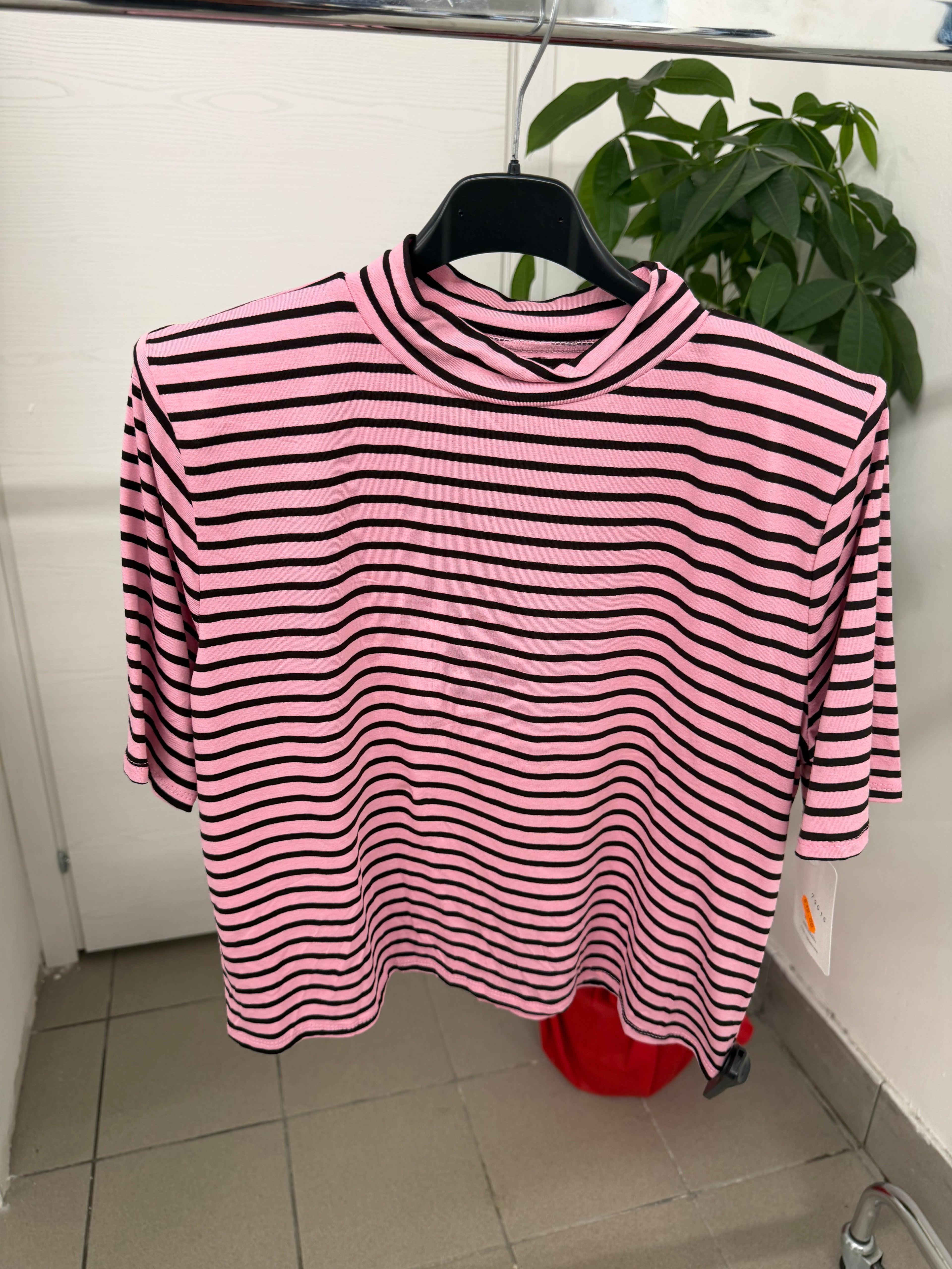 T-shirt a righe con spalline imbottite FGD MODA