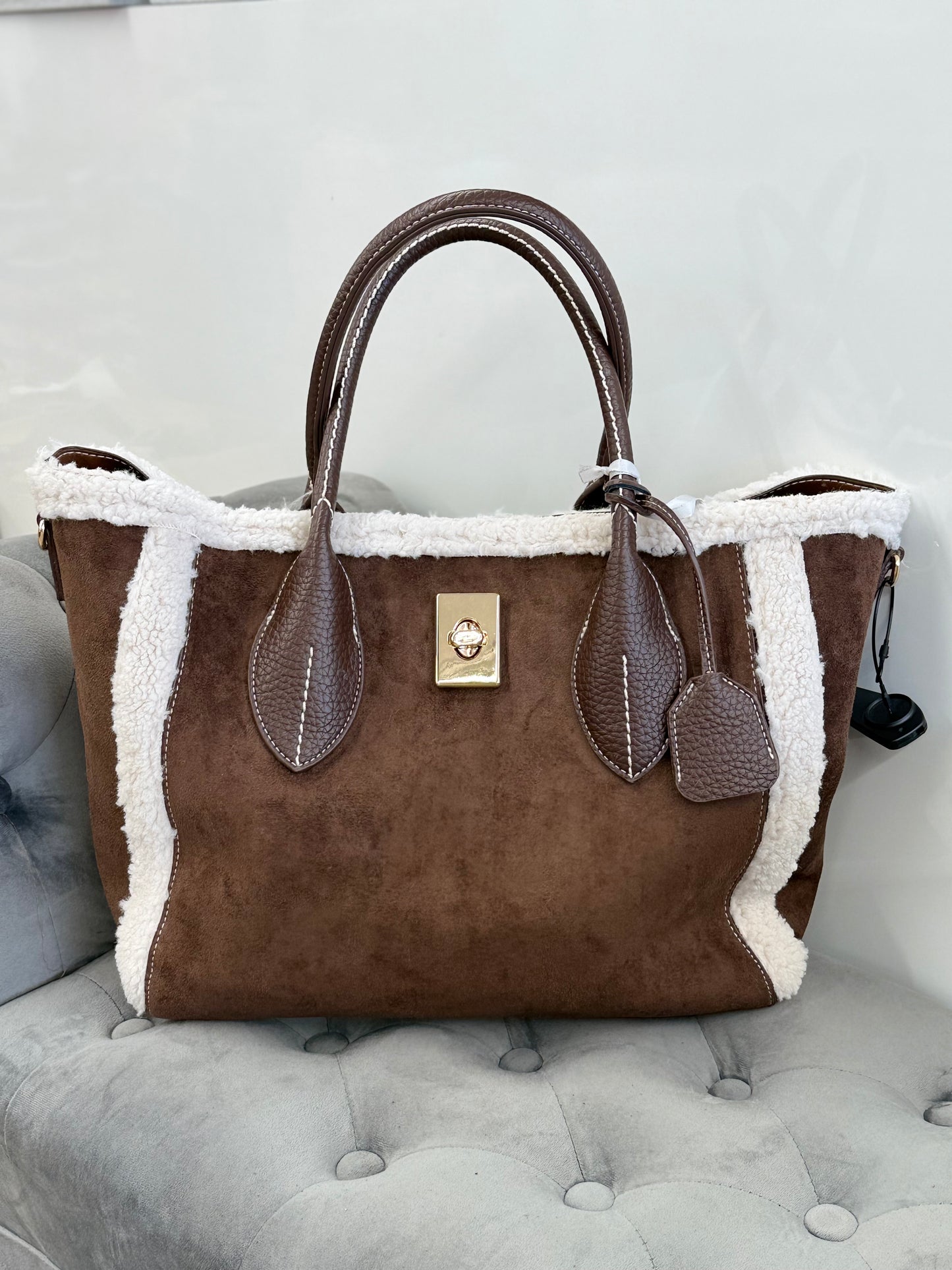 Borsa da spalla in camoscio con pelliccia con tracolla