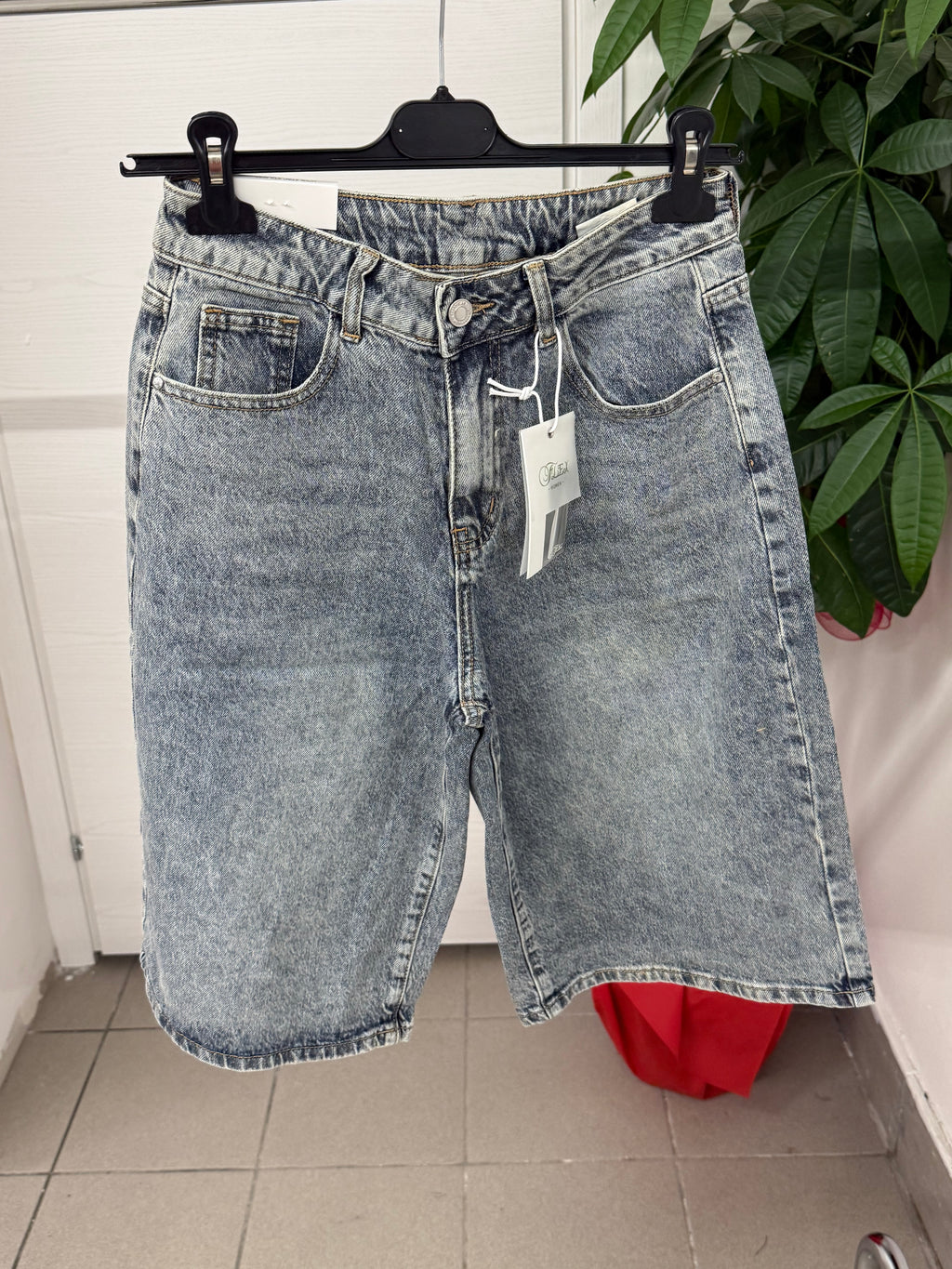 Bermuda di jeans con taschino e strappi brillantinati FGD MODA