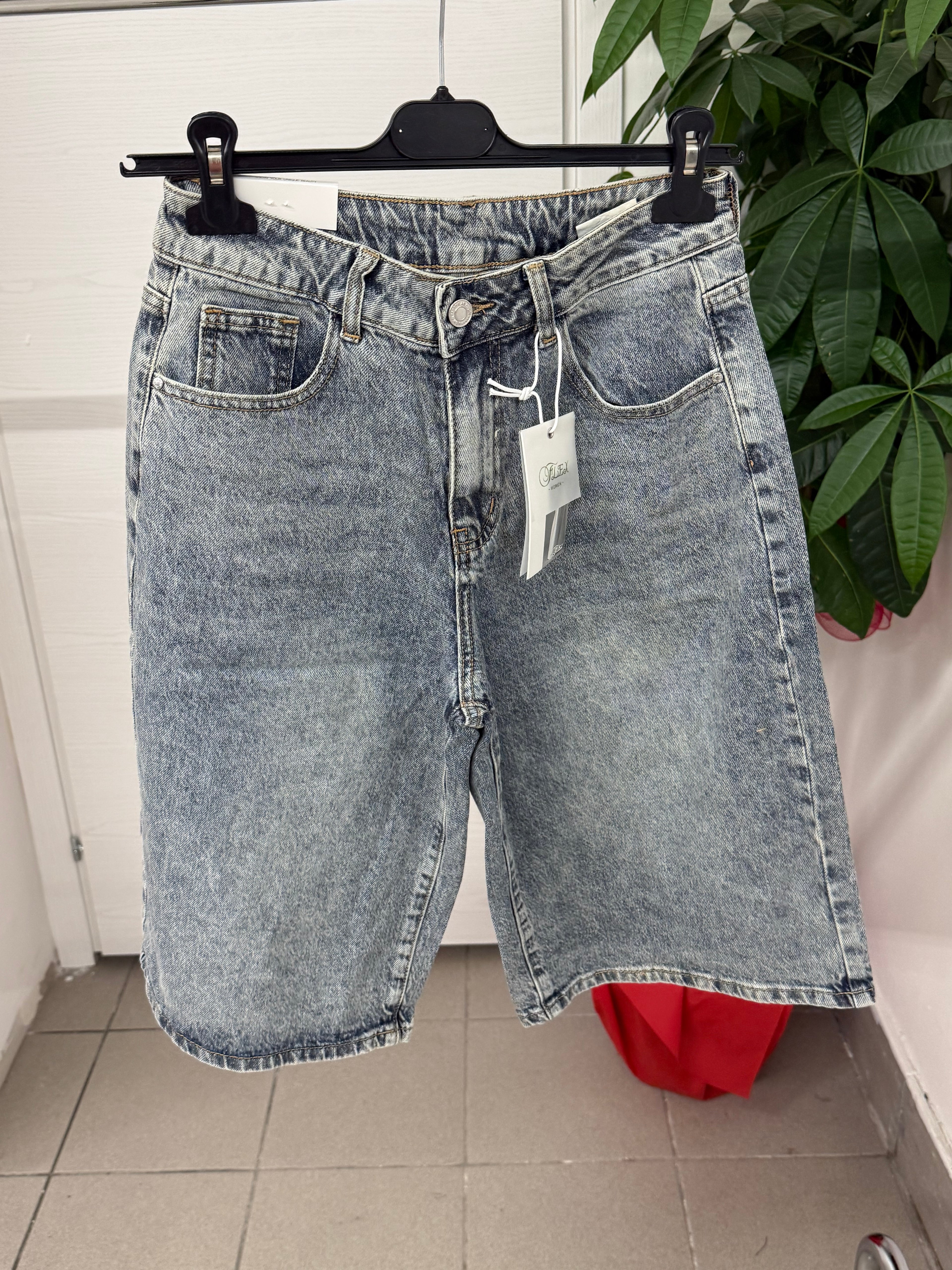 Bermuda di jeans con taschino e strappi brillantinati FGD MODA