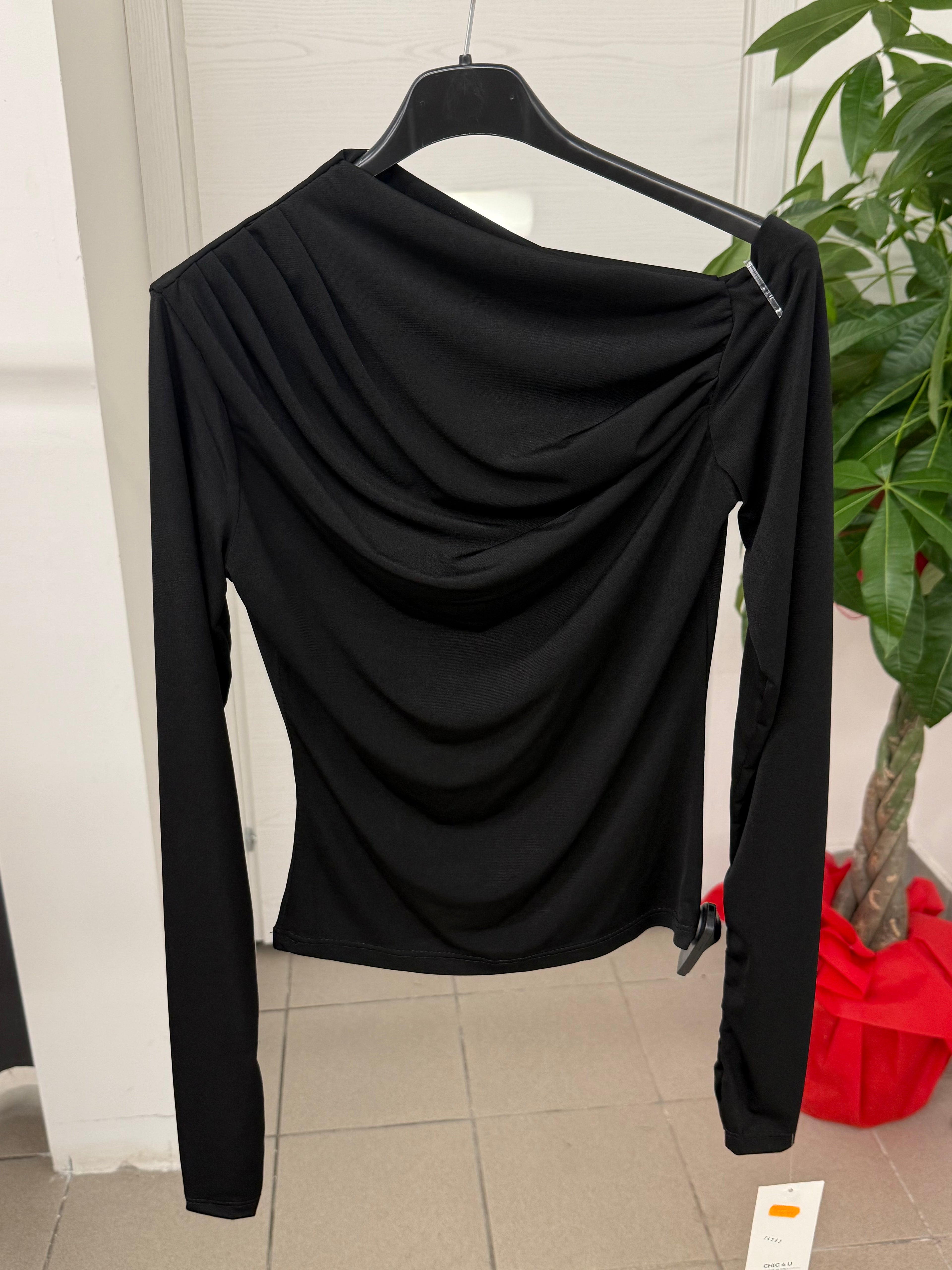 Maglietta a maniche lunghe con scollo obliquo con manicotto