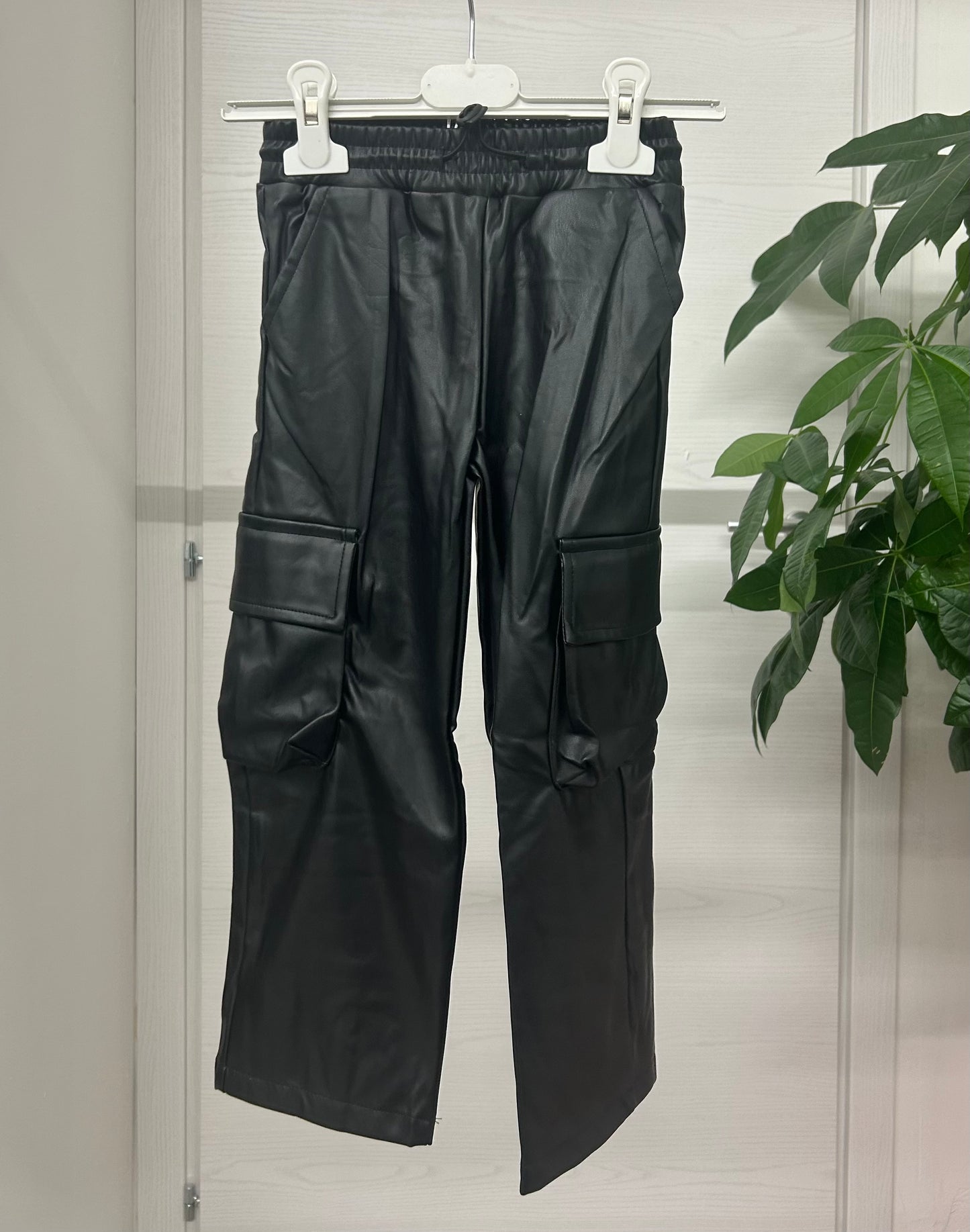 Pantaloni in ecopelle cargo