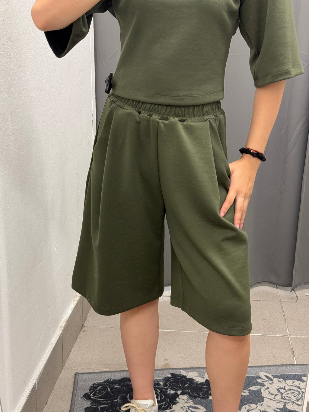 Set Coordinato T-Shirt Con Spalle Imbottite E Bermuda Con Pence JUST WEST FGD MODA