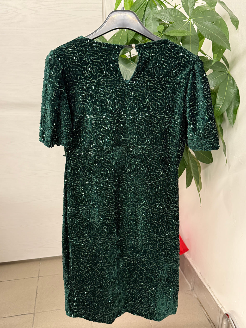 Abito corto a maniche corte con paillettes