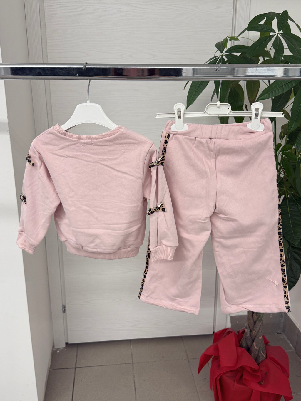 Set Coordinato Felpato Felpa Con Fiocchi Sulle Maniche E Pantaloni A Palazzo FGD MODA