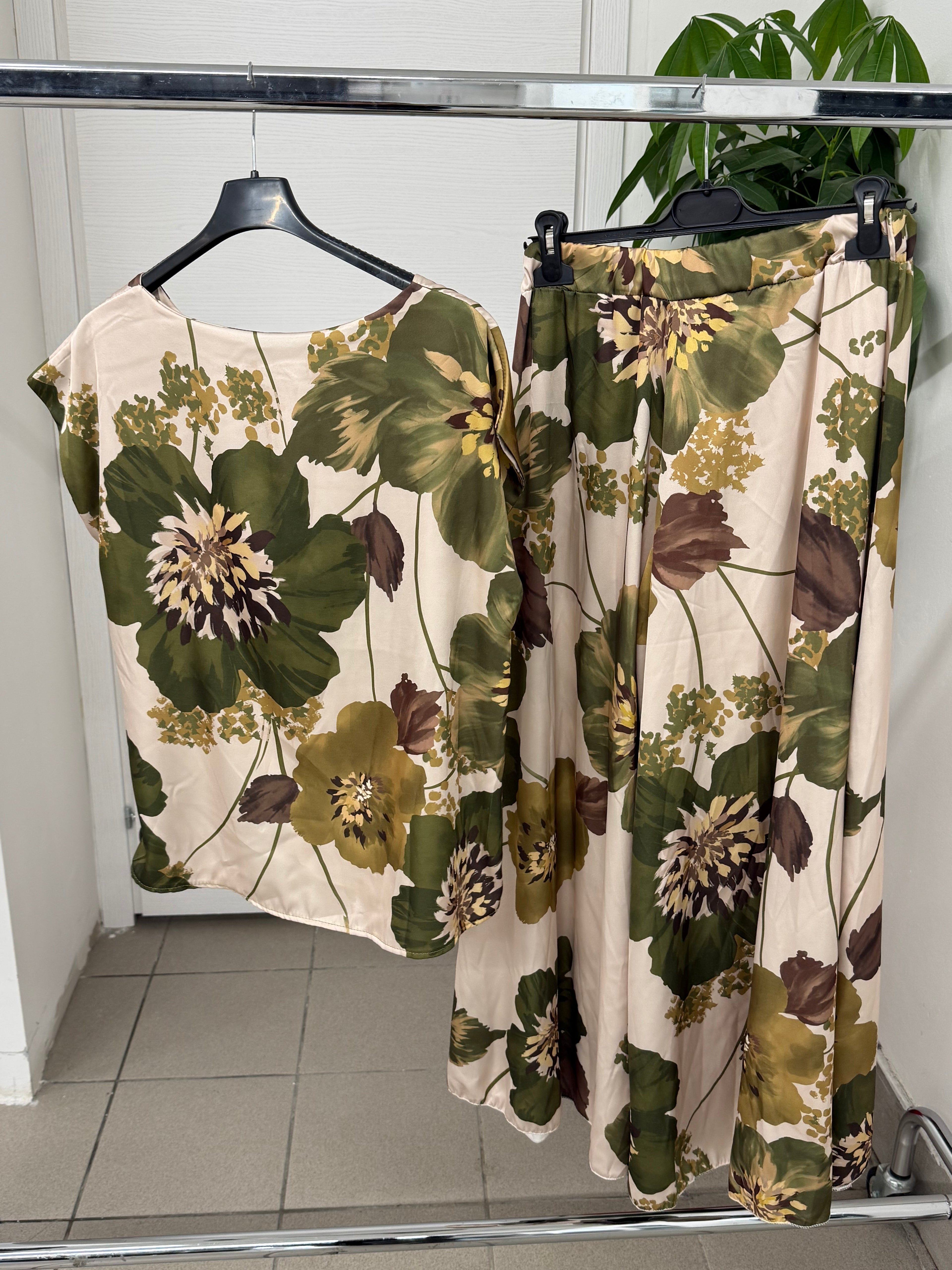Set coordinato effetto raso Maglietta e Pantaloni a gamba larga con motivo fiorato FGD MODA