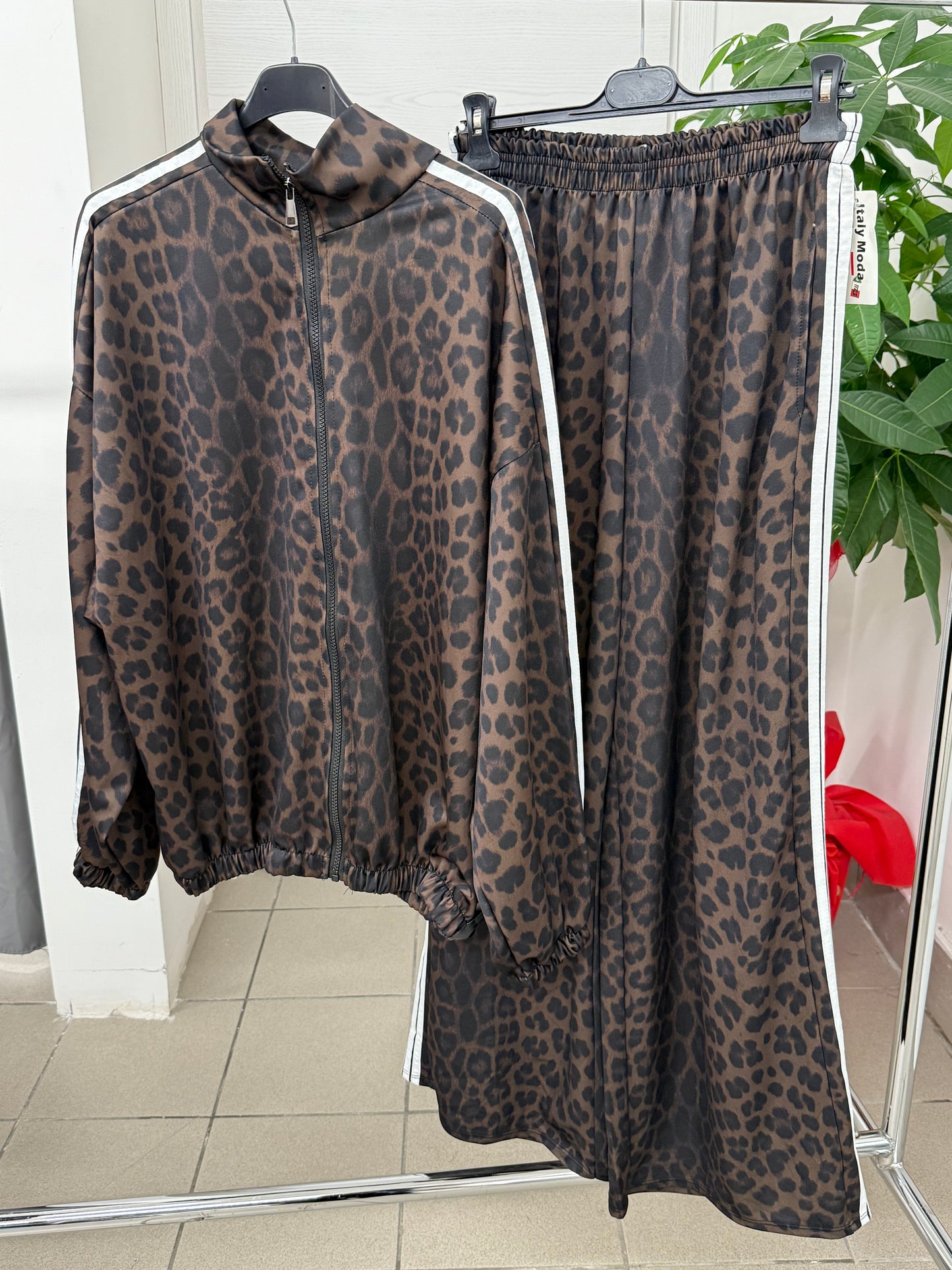 Set coordinato leopardato Felpa over fit e Pantaloni a palazzo con strisce laterali FGD MODA