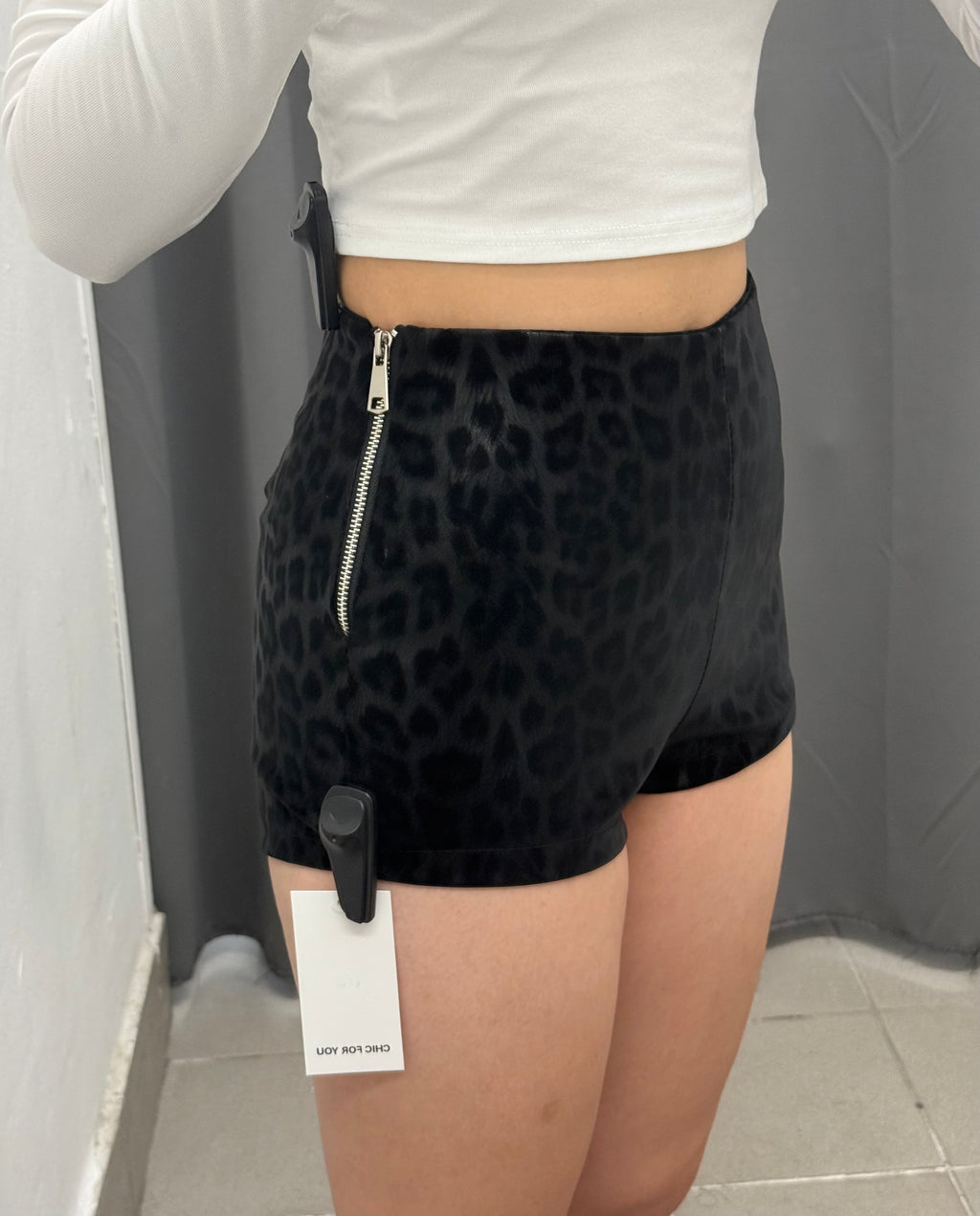 Pantaloncini Satinati Leopardati Con Zip Laterale FGD MODA