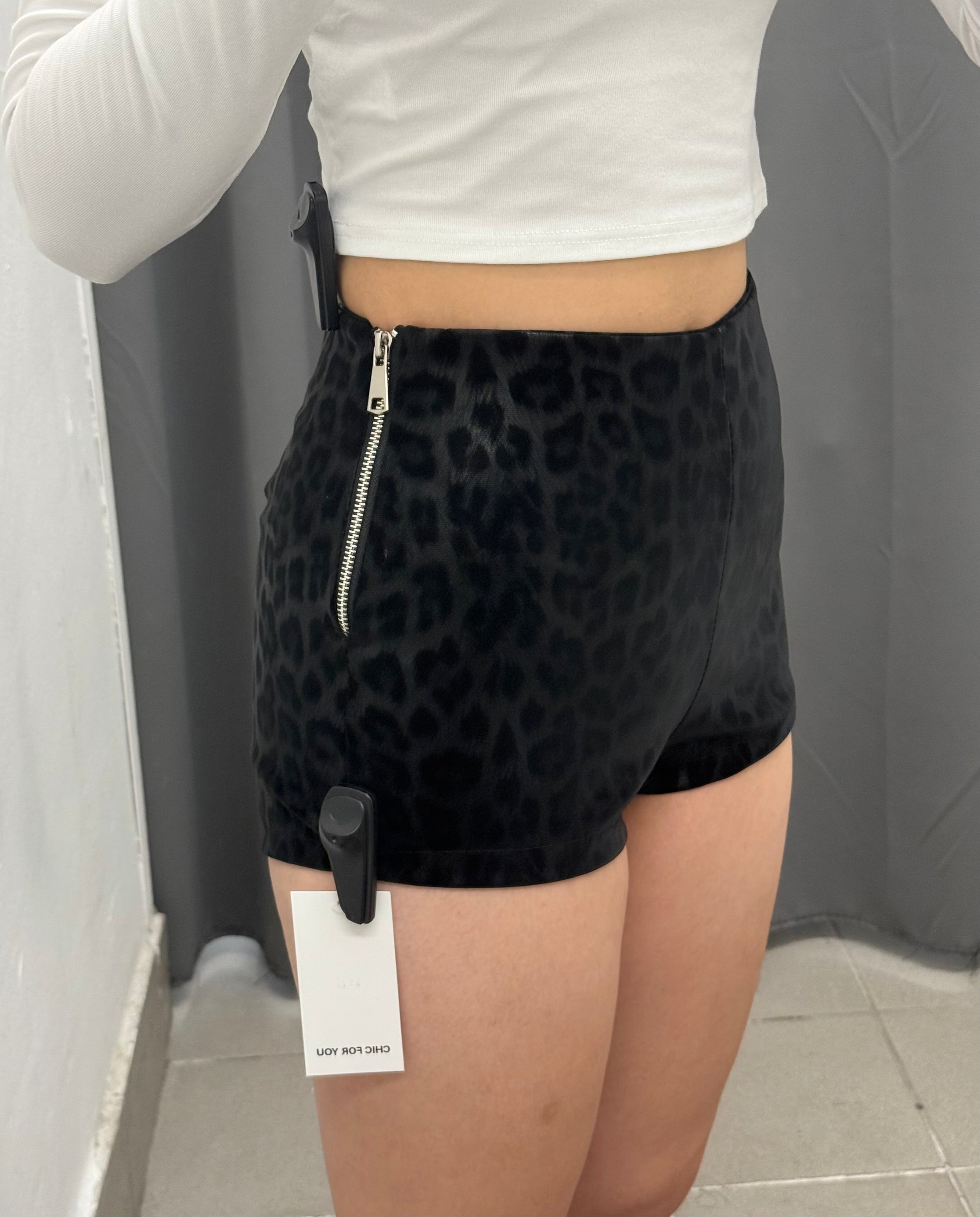 Pantaloncini Satinati Leopardati Con Zip Laterale FGD MODA