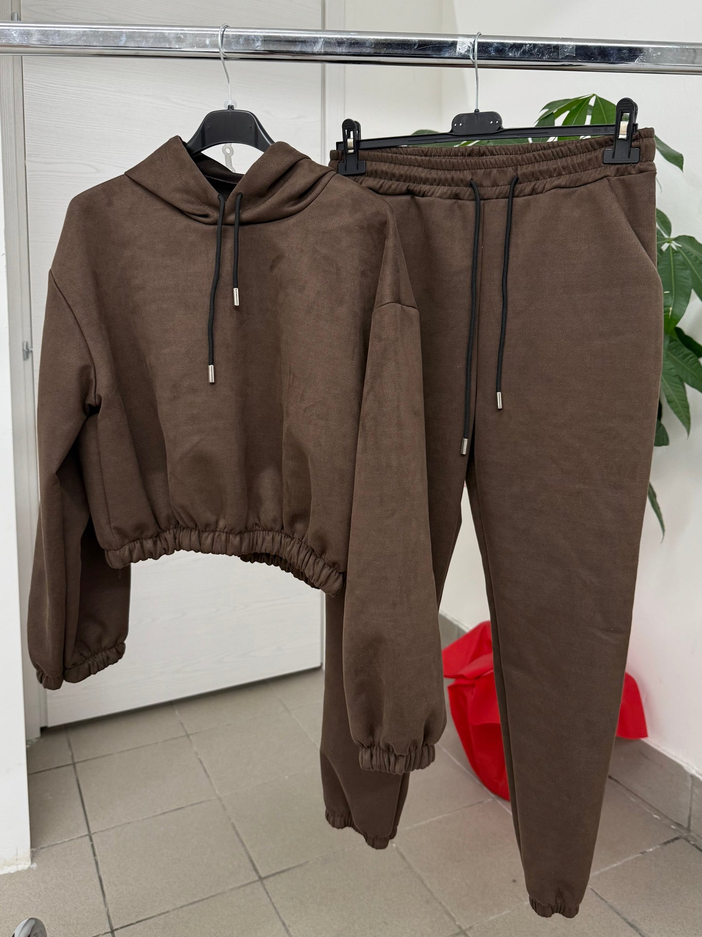 Set coordinato felpa e pantaloni in camoscio con polsini