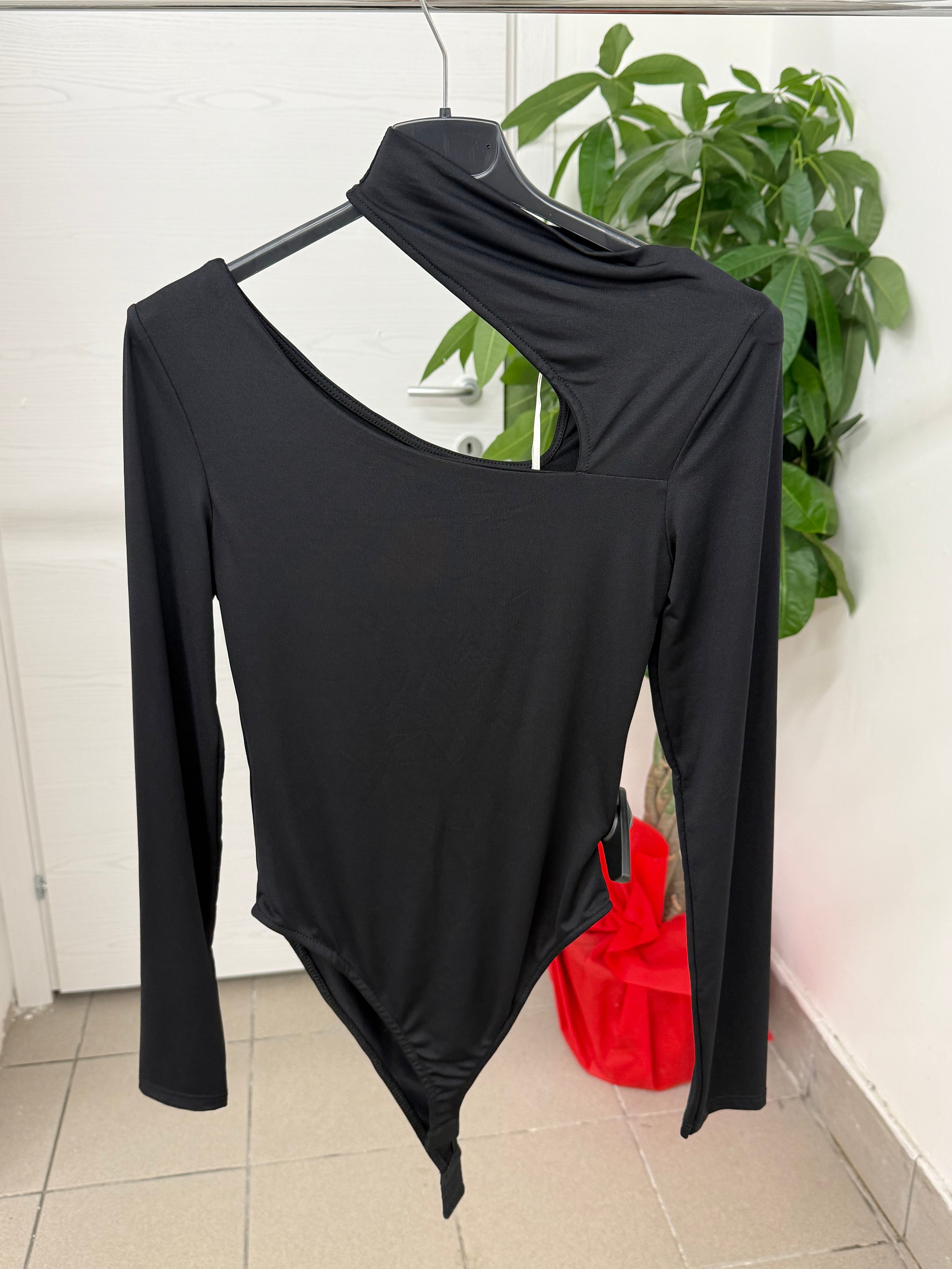 Body in lycra con scollo tagliato