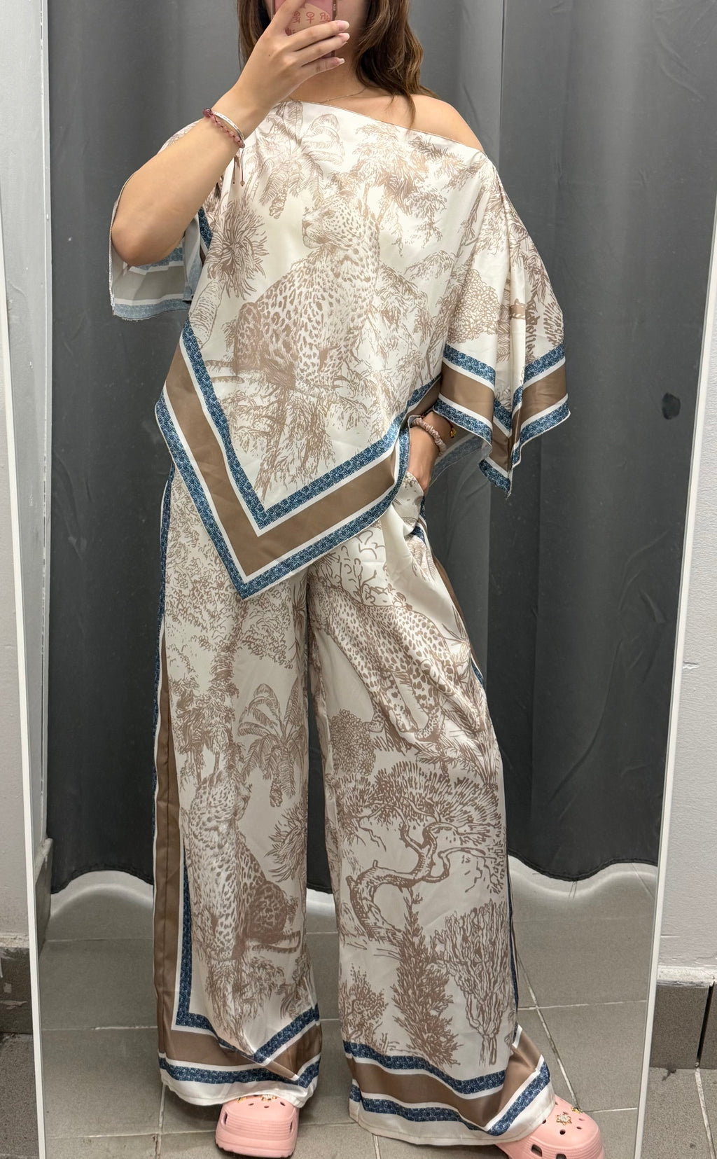 Set Coordinato Effetto Raso Mantellina e Pantaloni a Palazzo a Fantasia FGD MODA