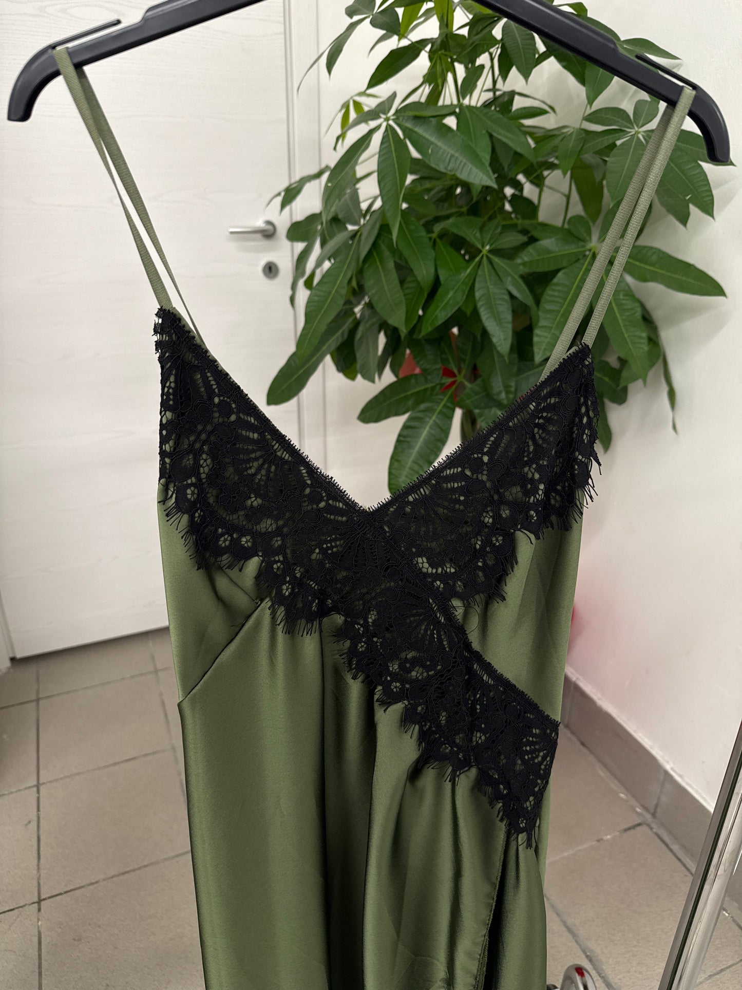 Abito lungo con pizzo e spacco sulla gamba FGD MODA
